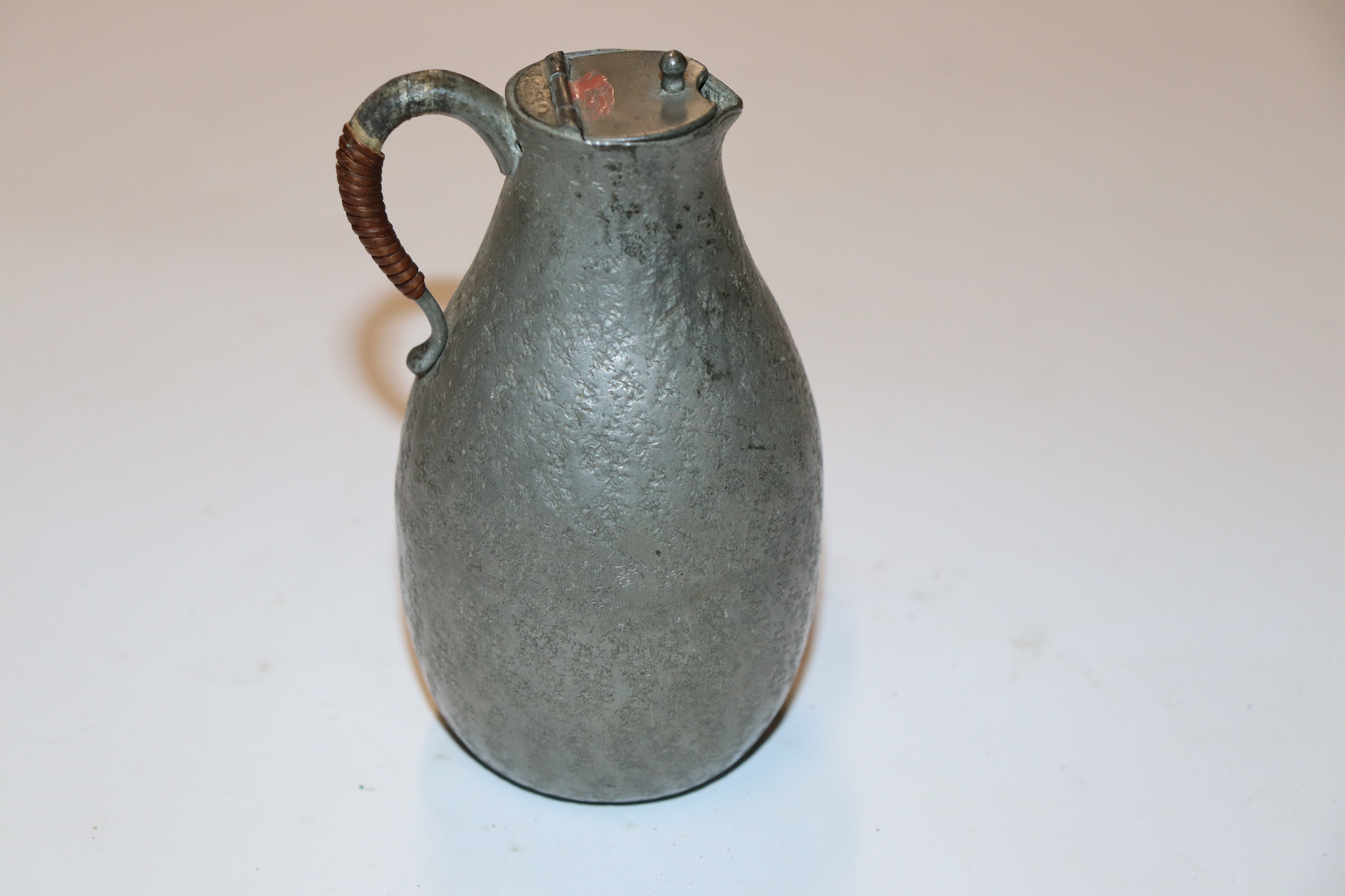 A censer and cover raised on three supports and a pewter jug with character mark to base - Bild 12 aus 14