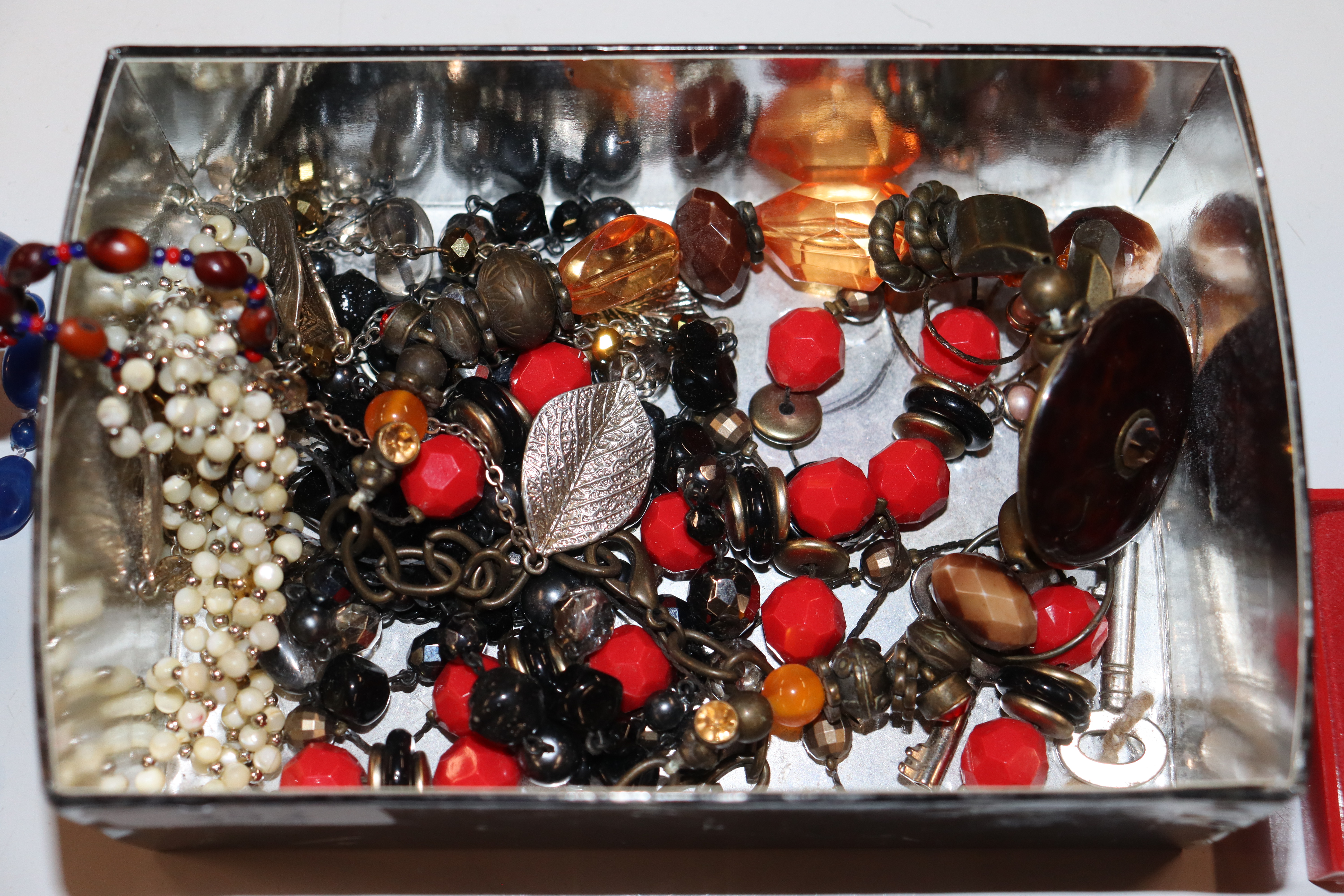 A box of costume jewellery including bead necklace - Bild 6 aus 7