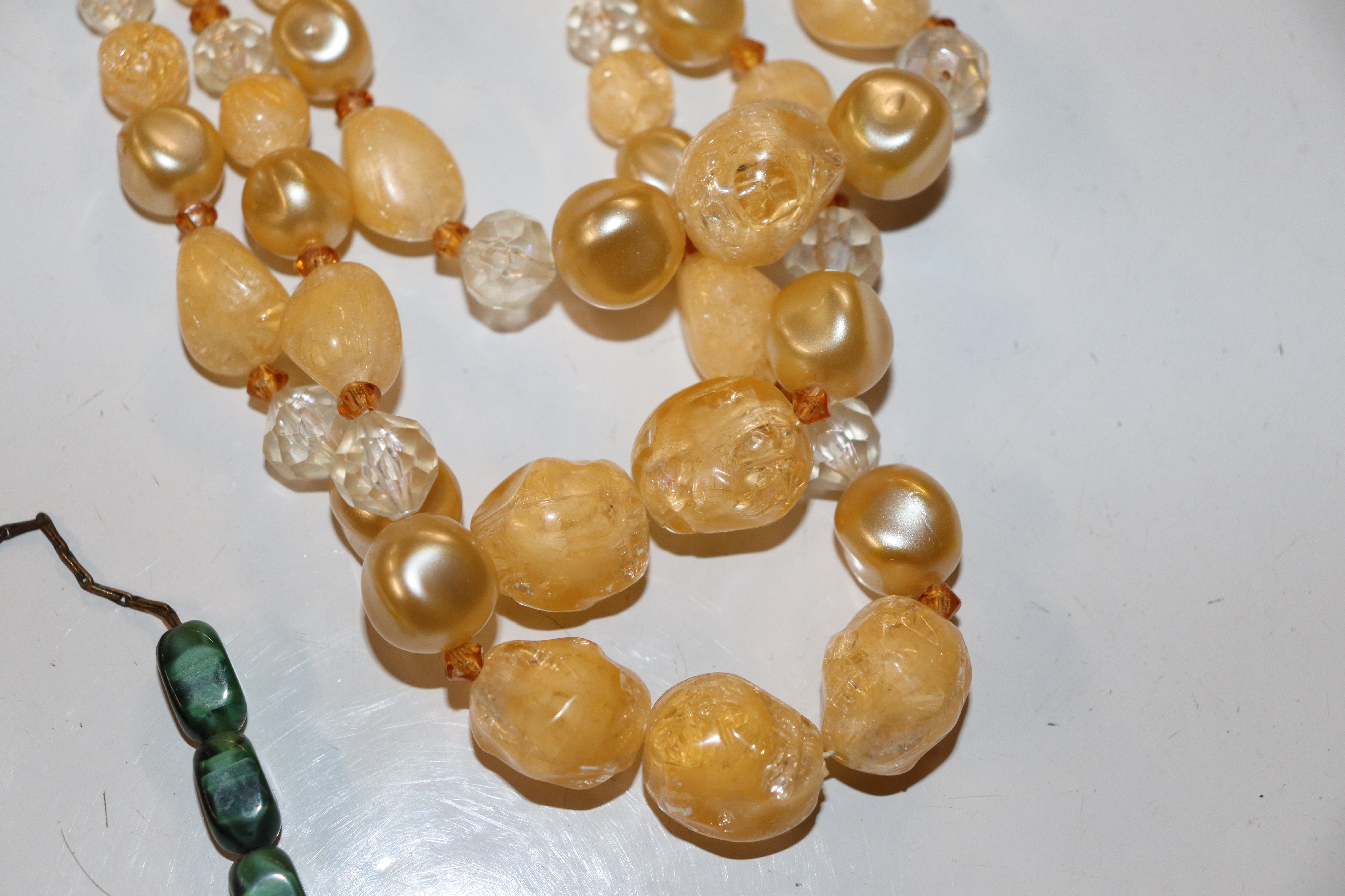 A box of costume jewellery including bead necklace - Bild 4 aus 7