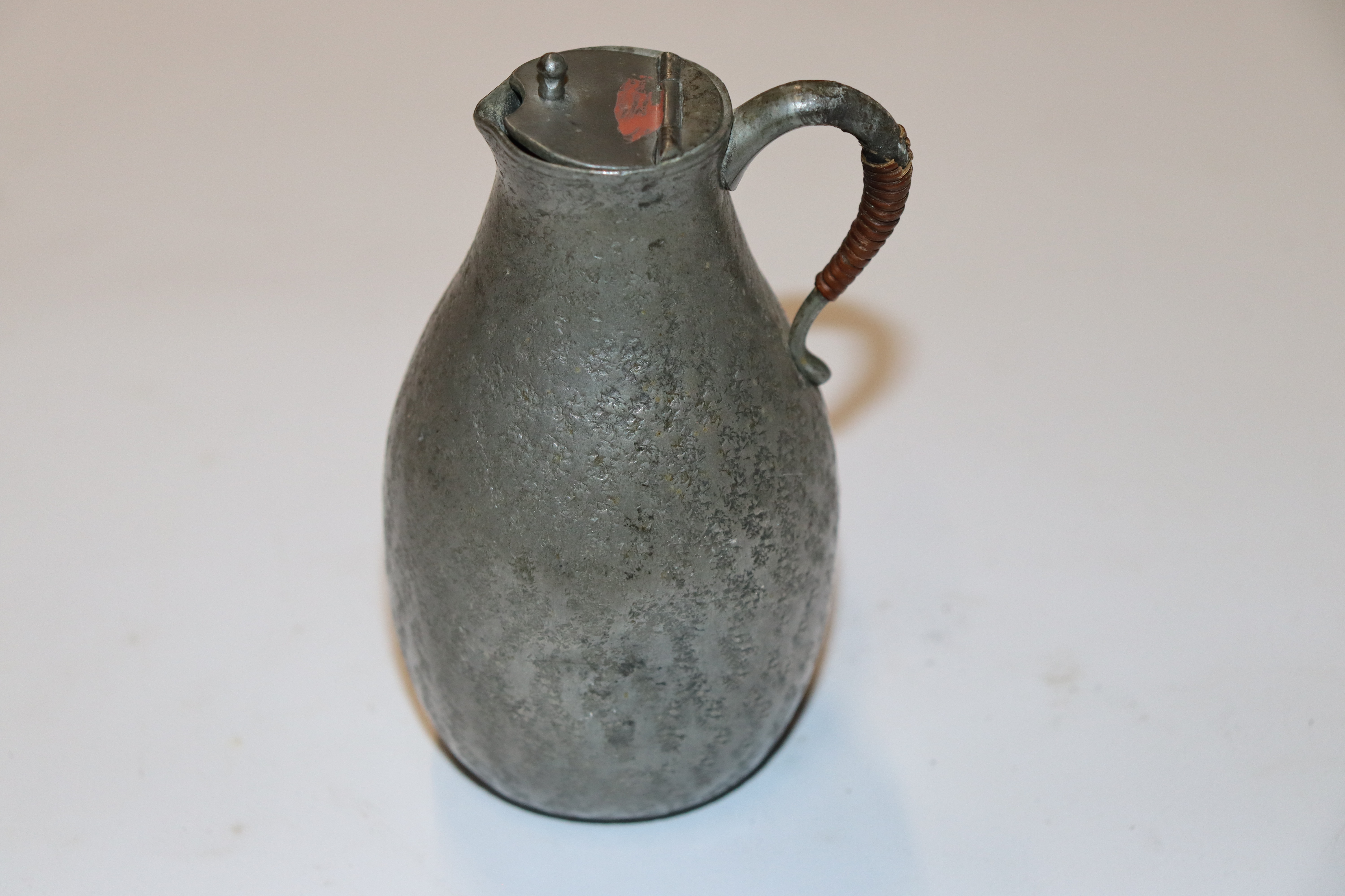 A censer and cover raised on three supports and a pewter jug with character mark to base - Bild 10 aus 14