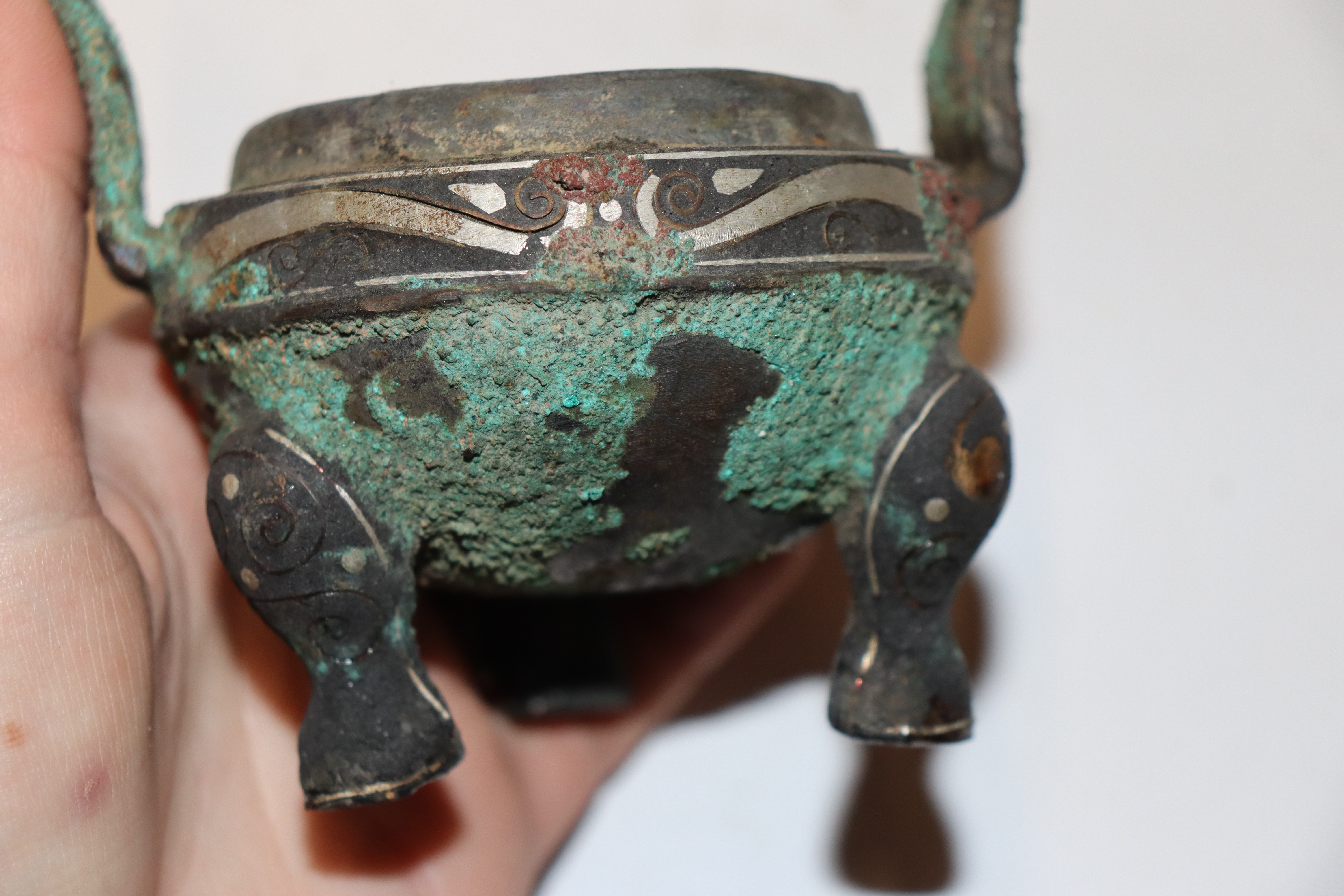 A censer and cover raised on three supports and a pewter jug with character mark to base - Bild 6 aus 14