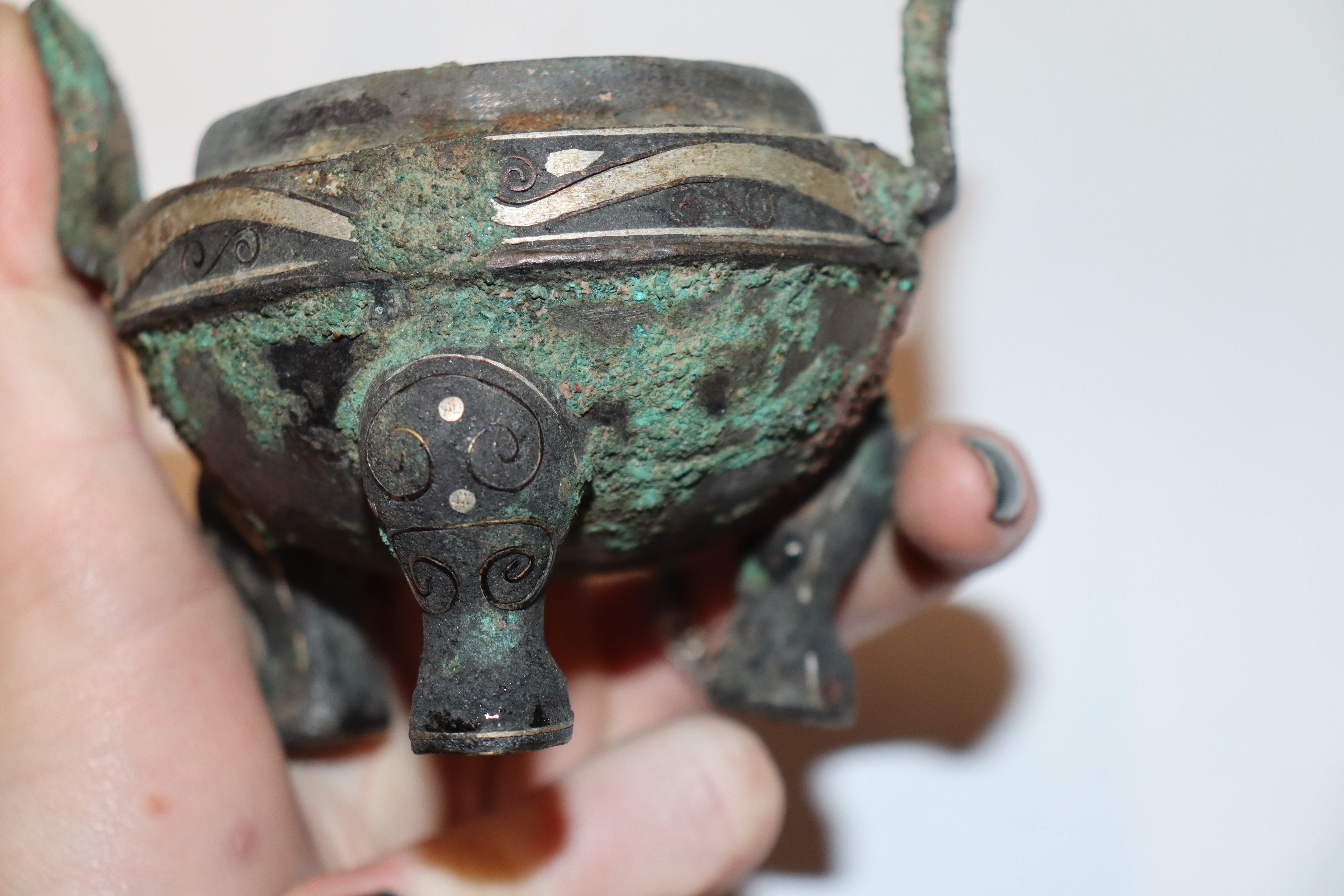 A censer and cover raised on three supports and a pewter jug with character mark to base - Bild 8 aus 14