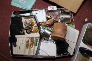 A quantity of various mixed costume jewellery, per