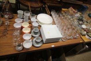 A quantity of various tea and dinner ware to inclu