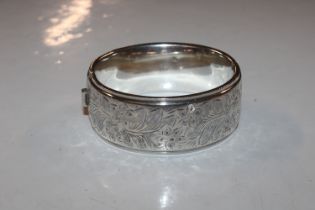 A silver snap bangle Birmingham 1983, approx. 45gm