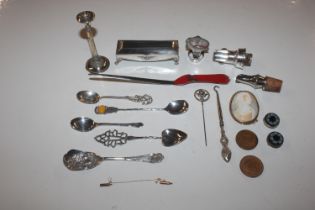 A box of mixed silver and silver plated items to i