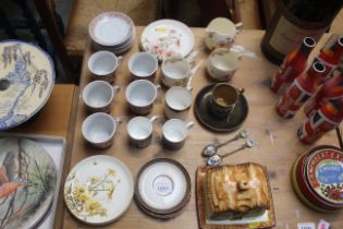 A small quantity of tea ware including Royal Doult