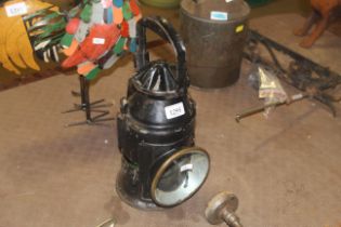 A vintage railway signal lamp (142)