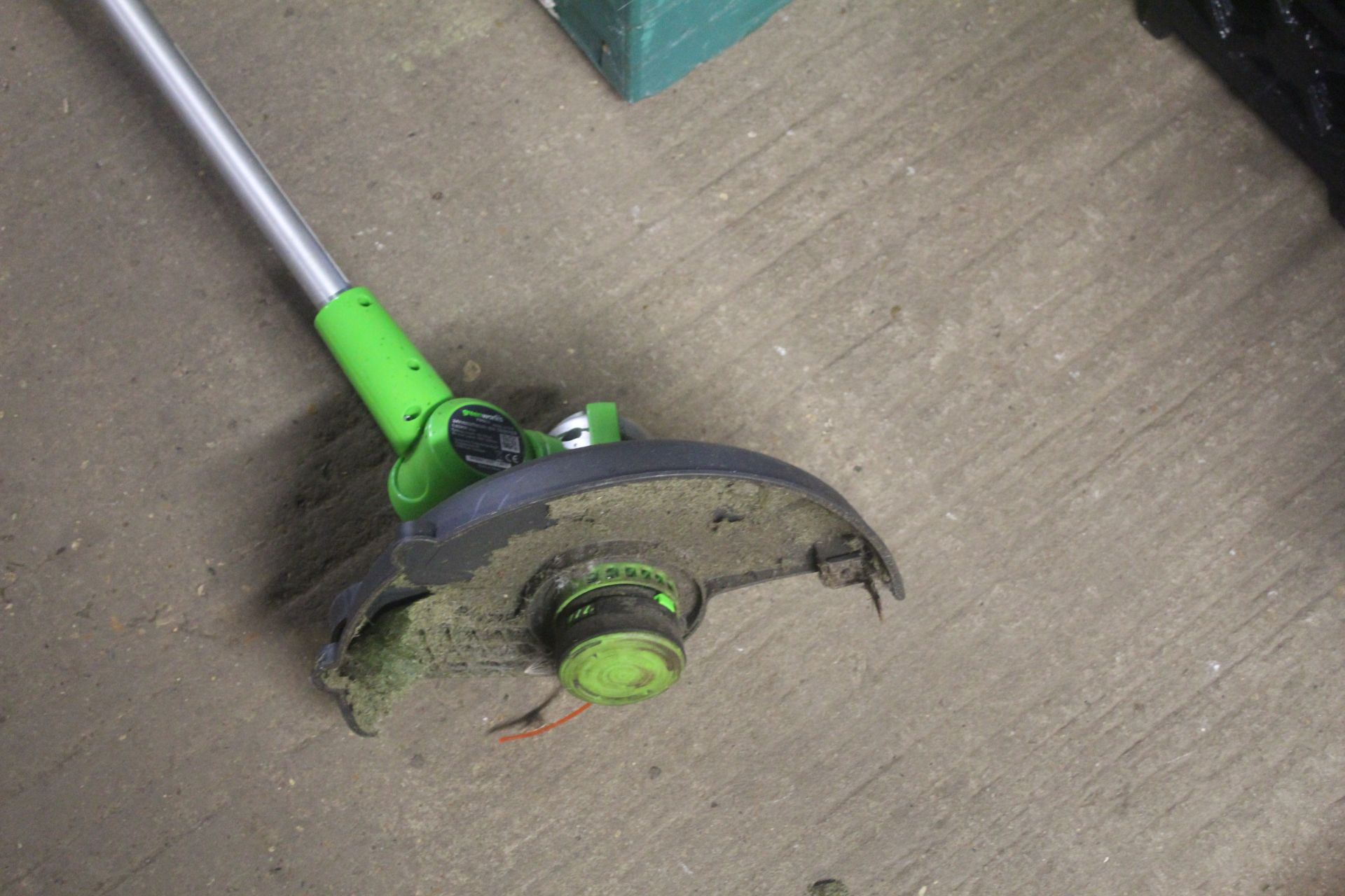 A Greenworks 21227 cordless electric strimmer lack - Image 4 of 5