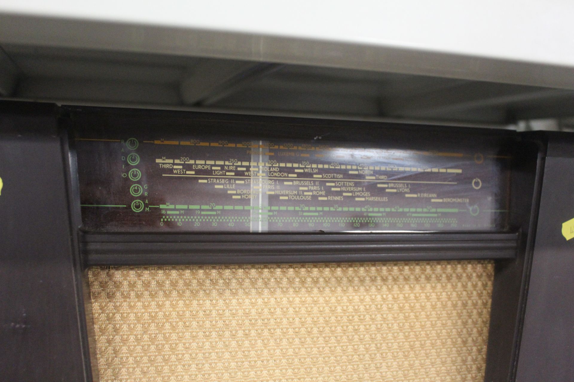 A Philips Bakelite cased radio sold as collectors - Image 2 of 2