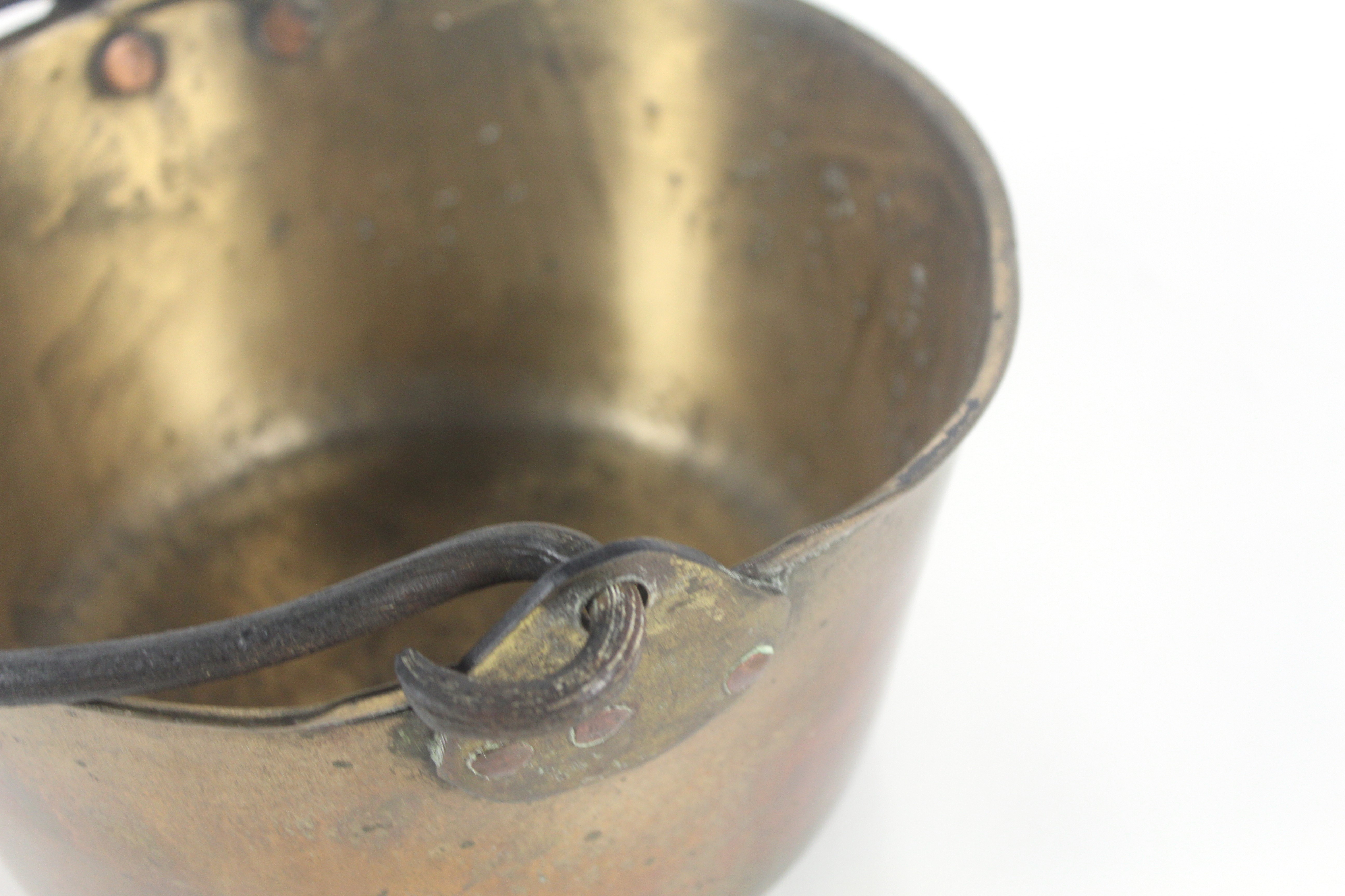 A brass jam pan with iron swing handle - Image 8 of 10