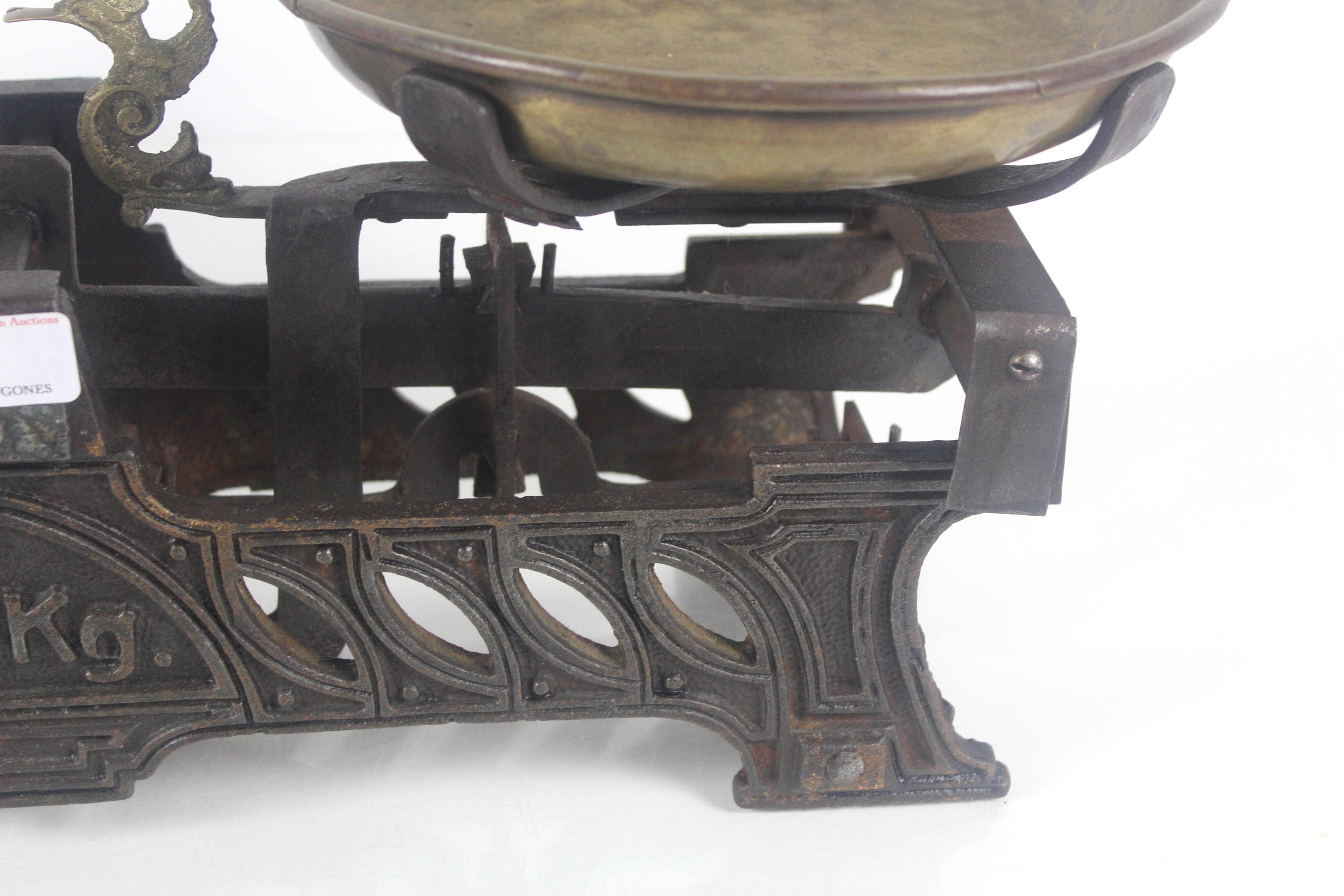 A set of vintage 15kg shop scales with brass pans - Image 6 of 15