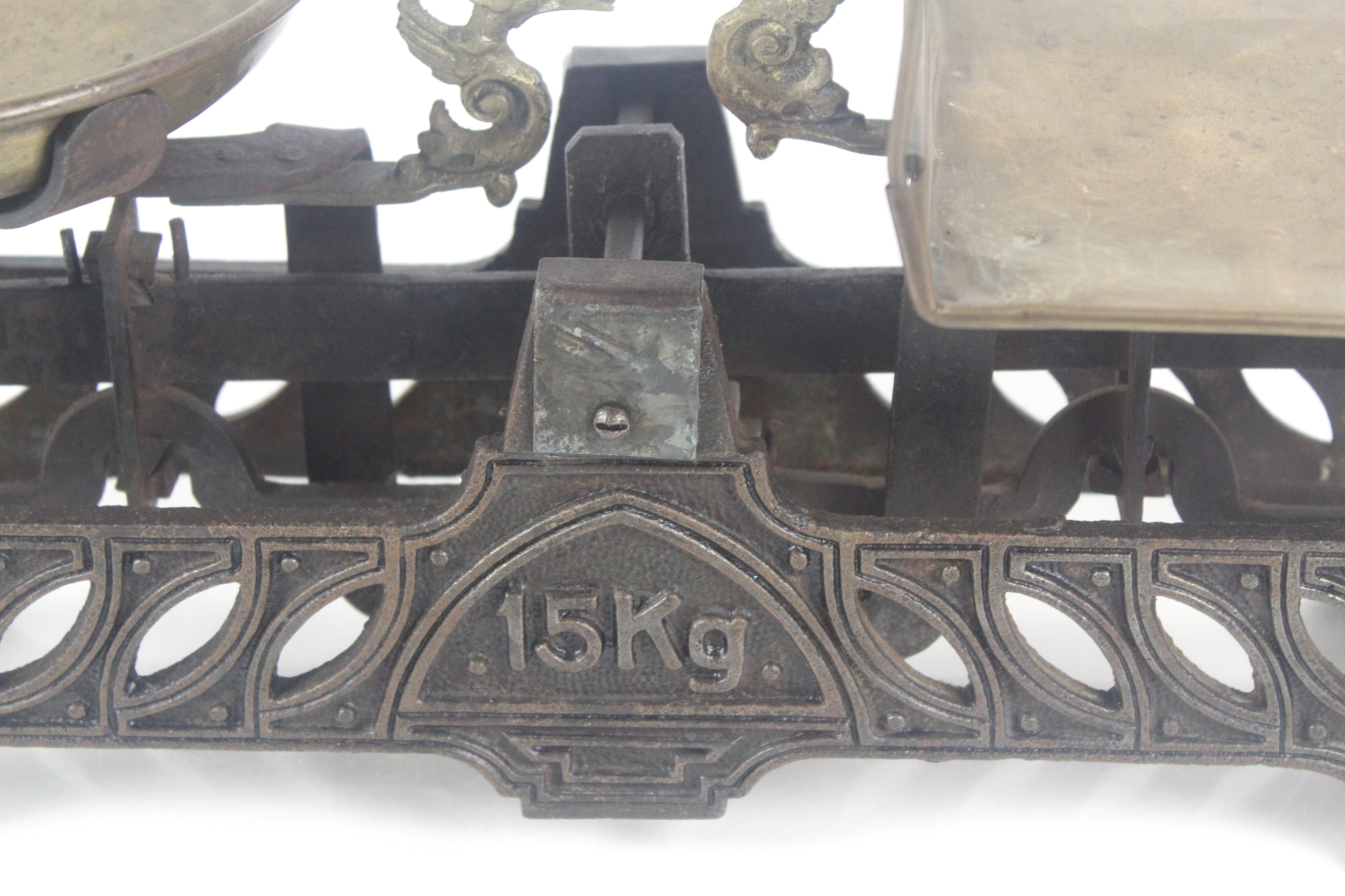 A set of vintage 15kg shop scales with brass pans - Image 11 of 15