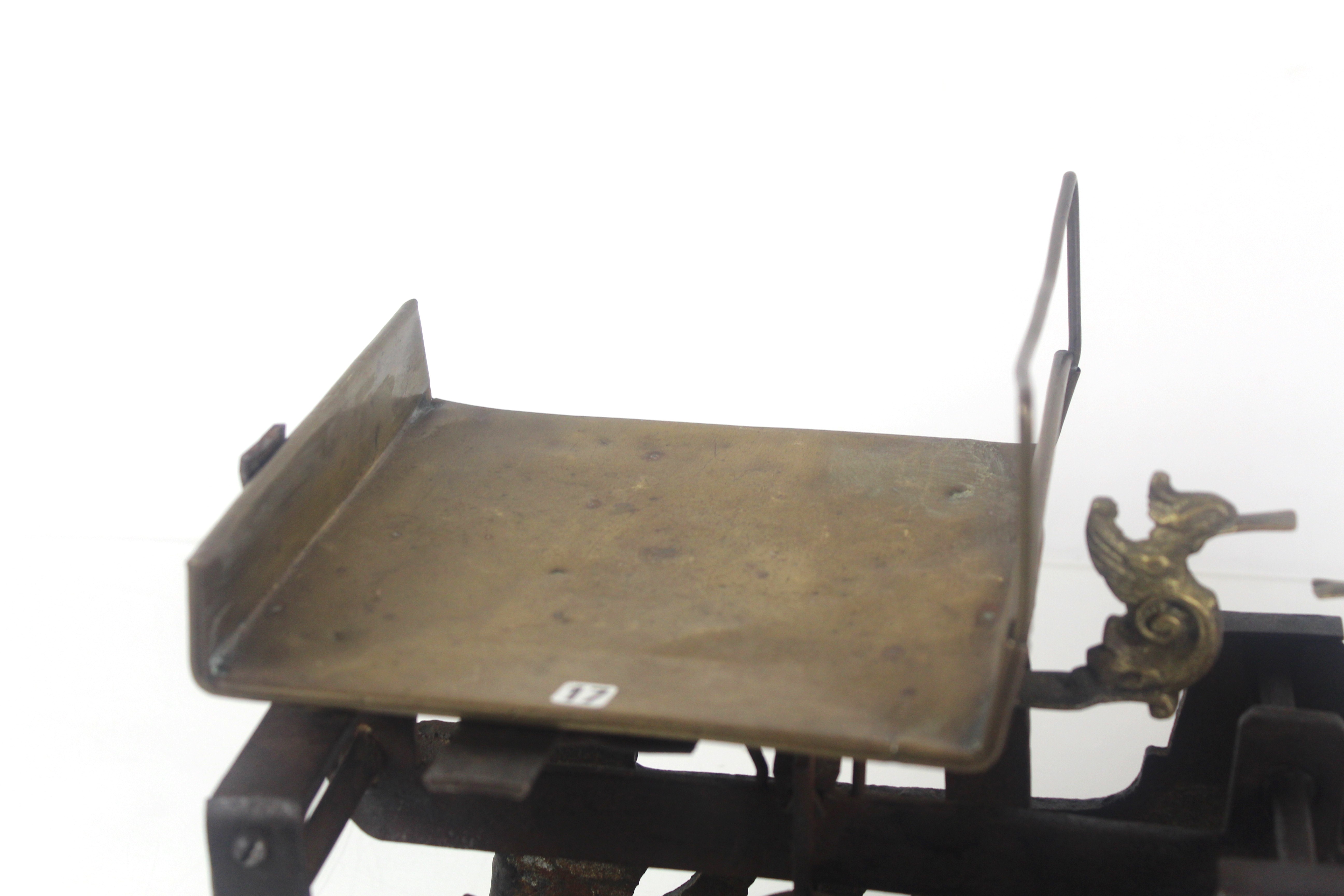 A set of vintage 15kg shop scales with brass pans - Image 2 of 15