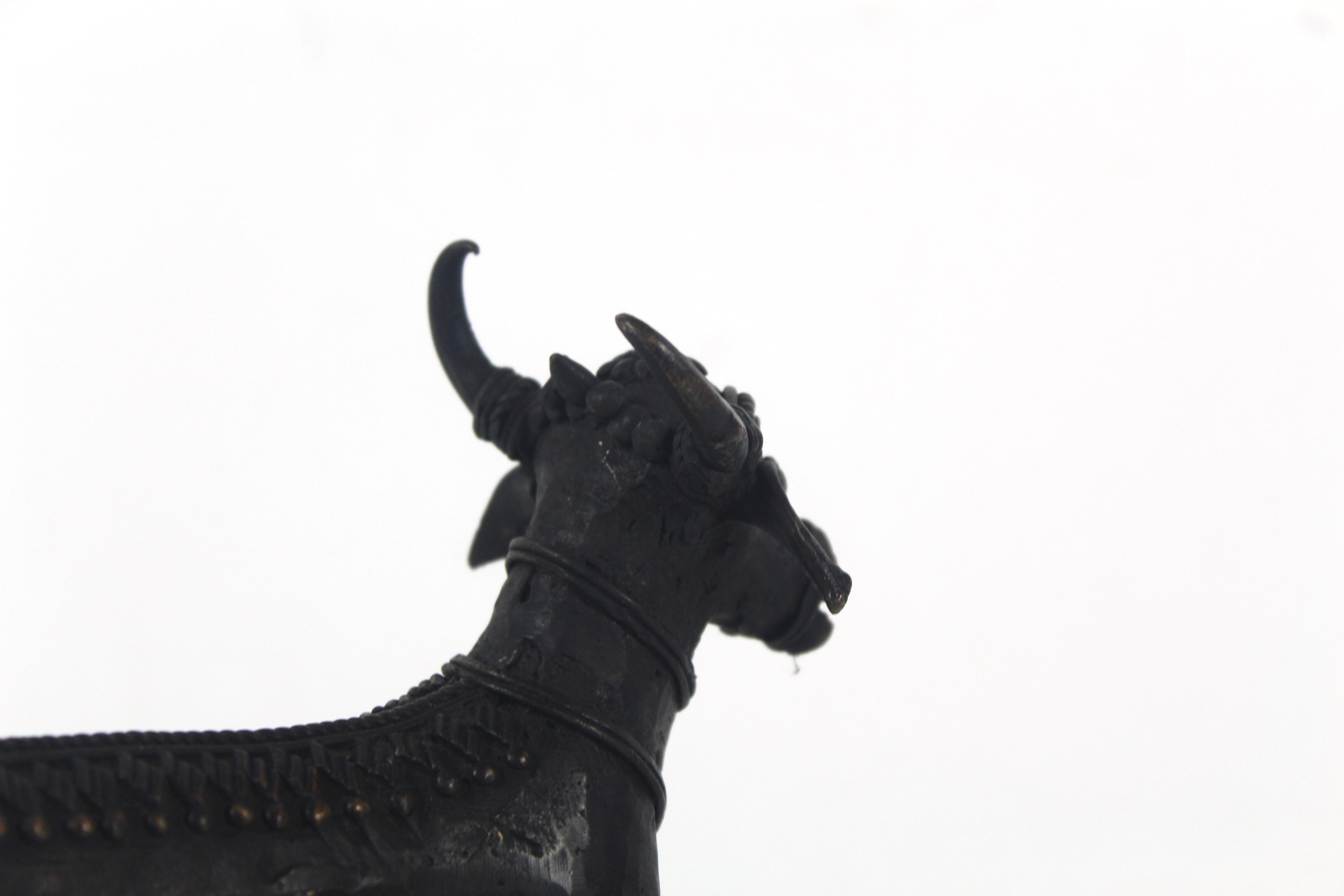 A Tribal bronze bull - Image 7 of 8