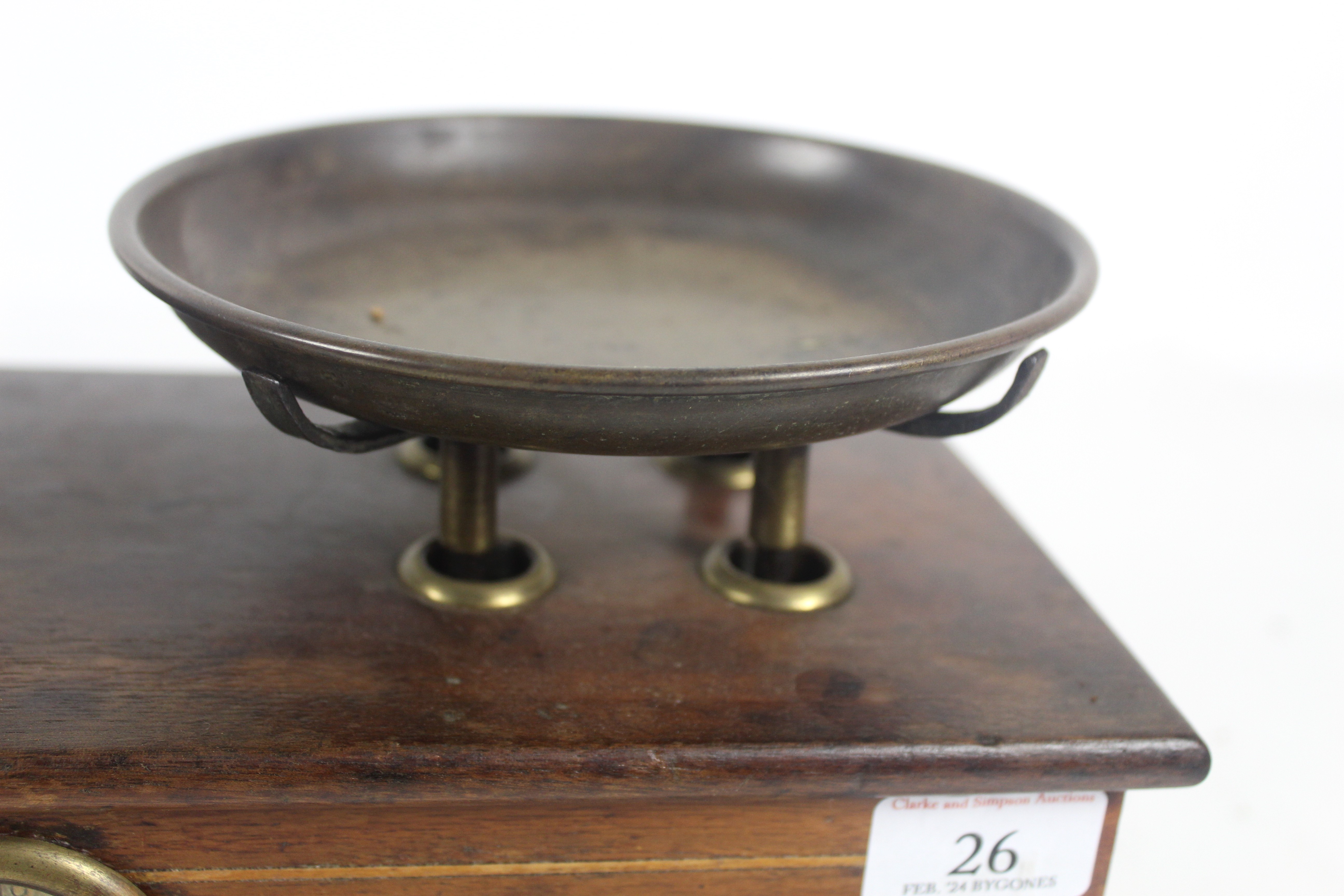 A wooden and brass W & T Avery Ltd. of Birmingham set of balance counters scales - Bild 6 aus 11