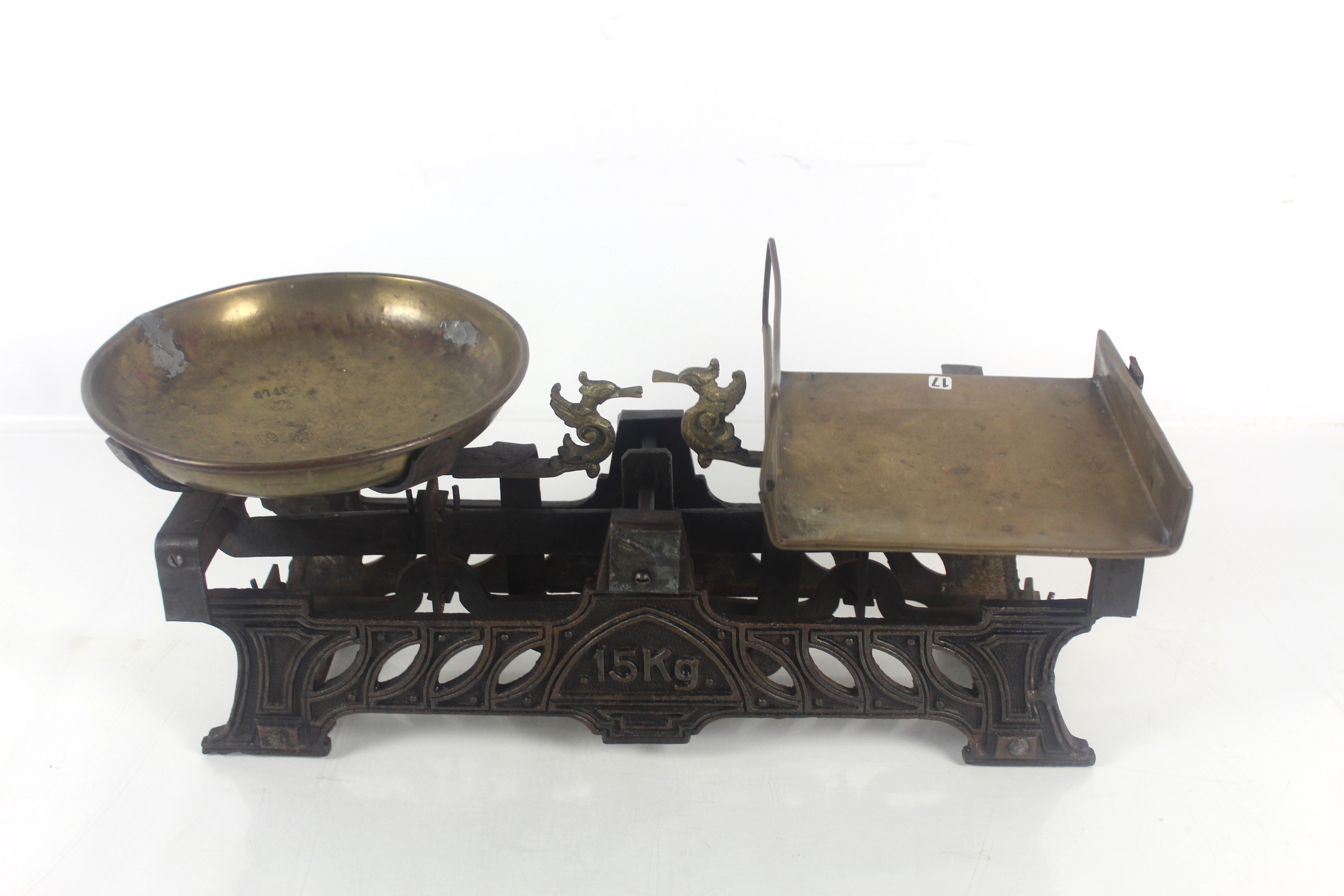 A set of vintage 15kg shop scales with brass pans - Image 8 of 15