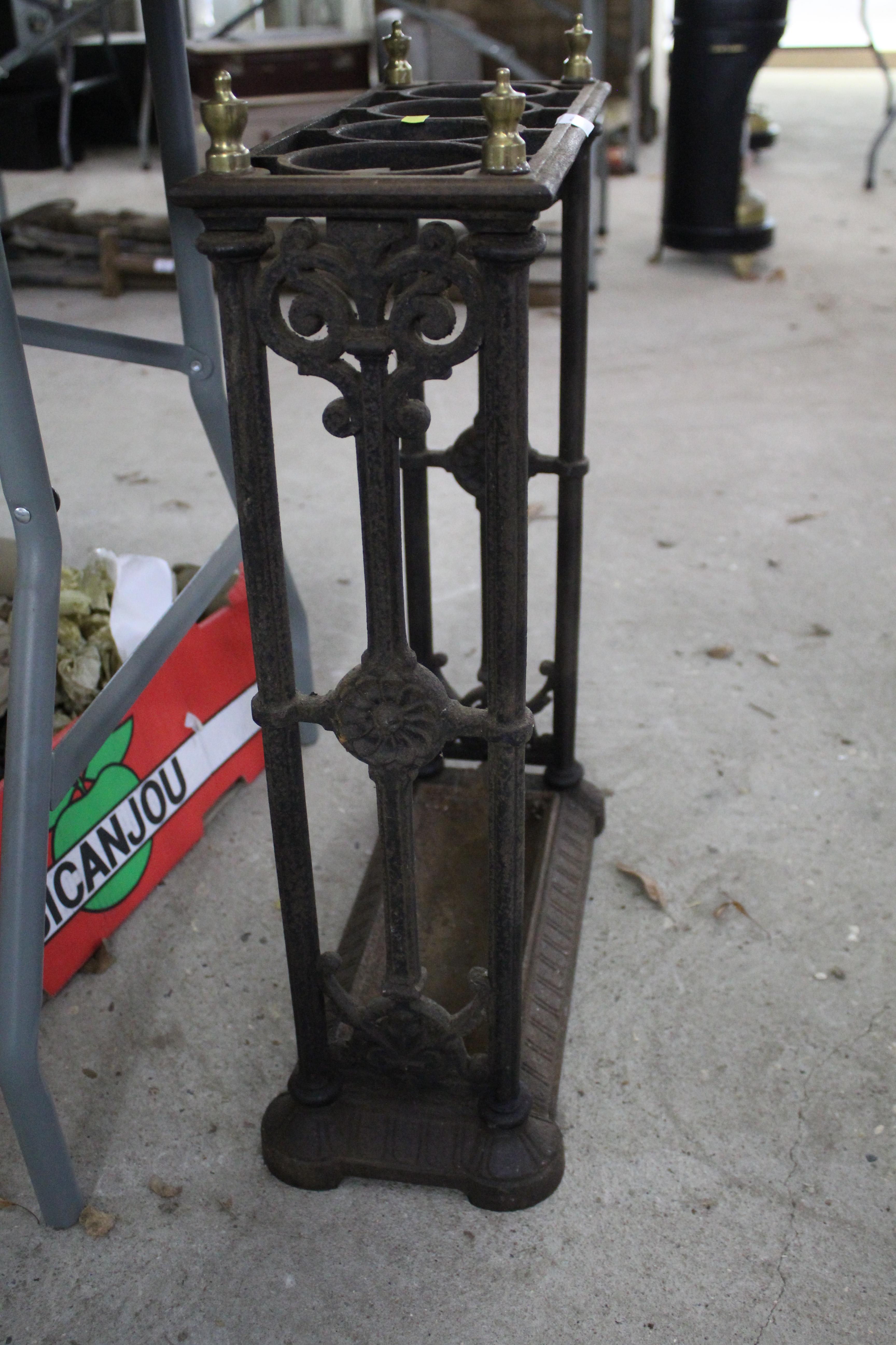 An ornate cast iron and brass stick stand - Bild 4 aus 6