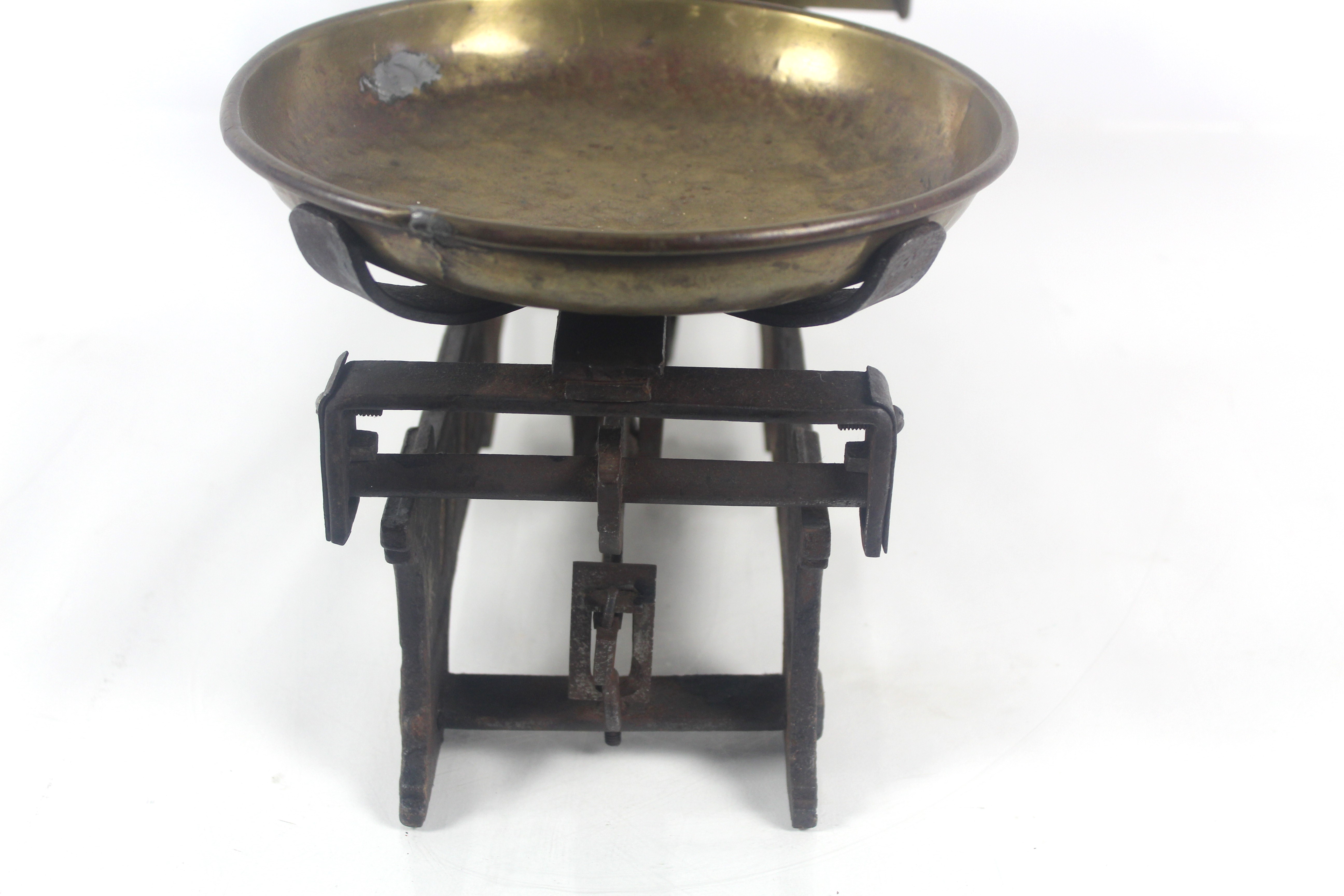 A set of vintage 15kg shop scales with brass pans - Image 7 of 15