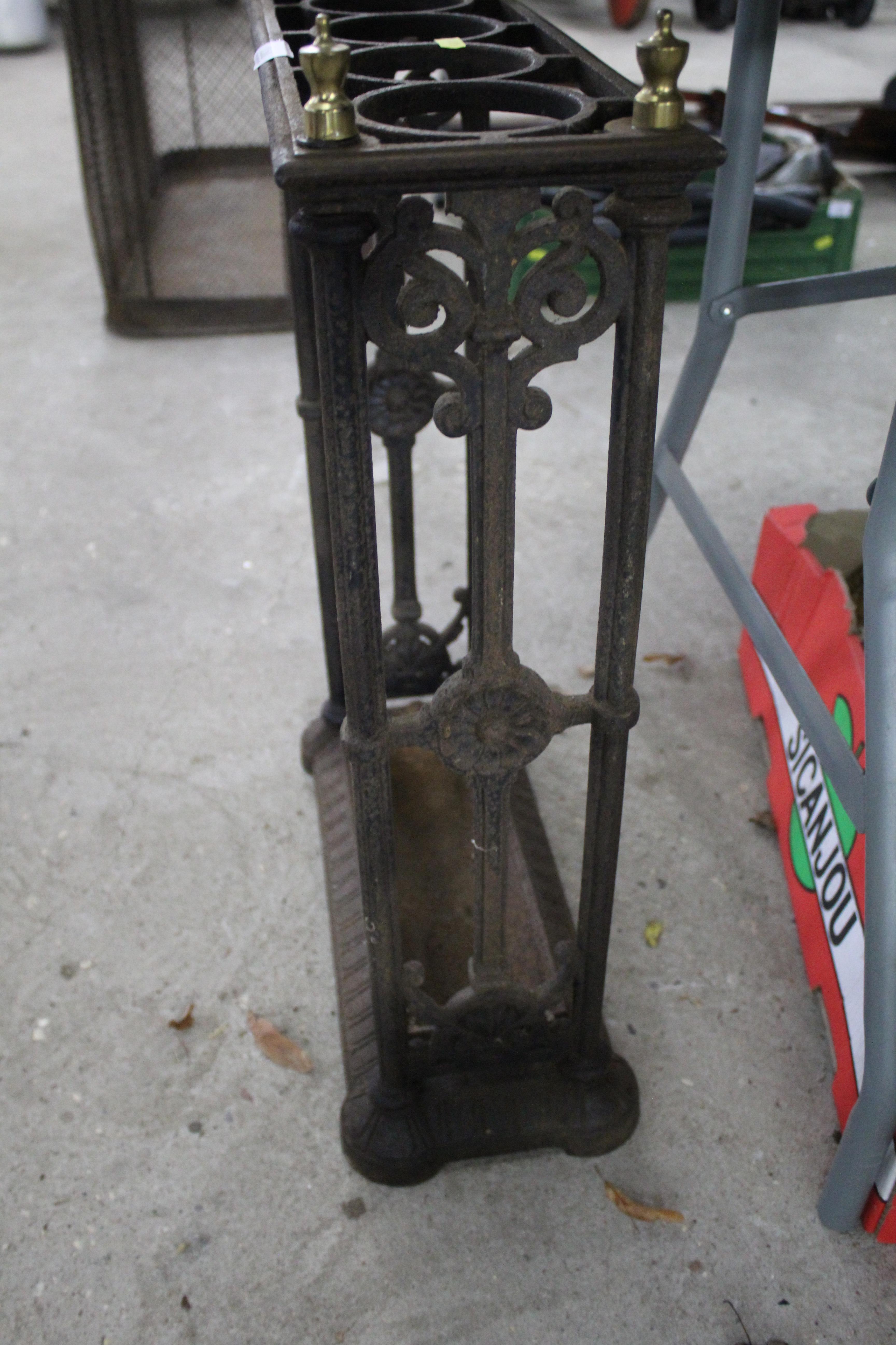 An ornate cast iron and brass stick stand - Bild 5 aus 6