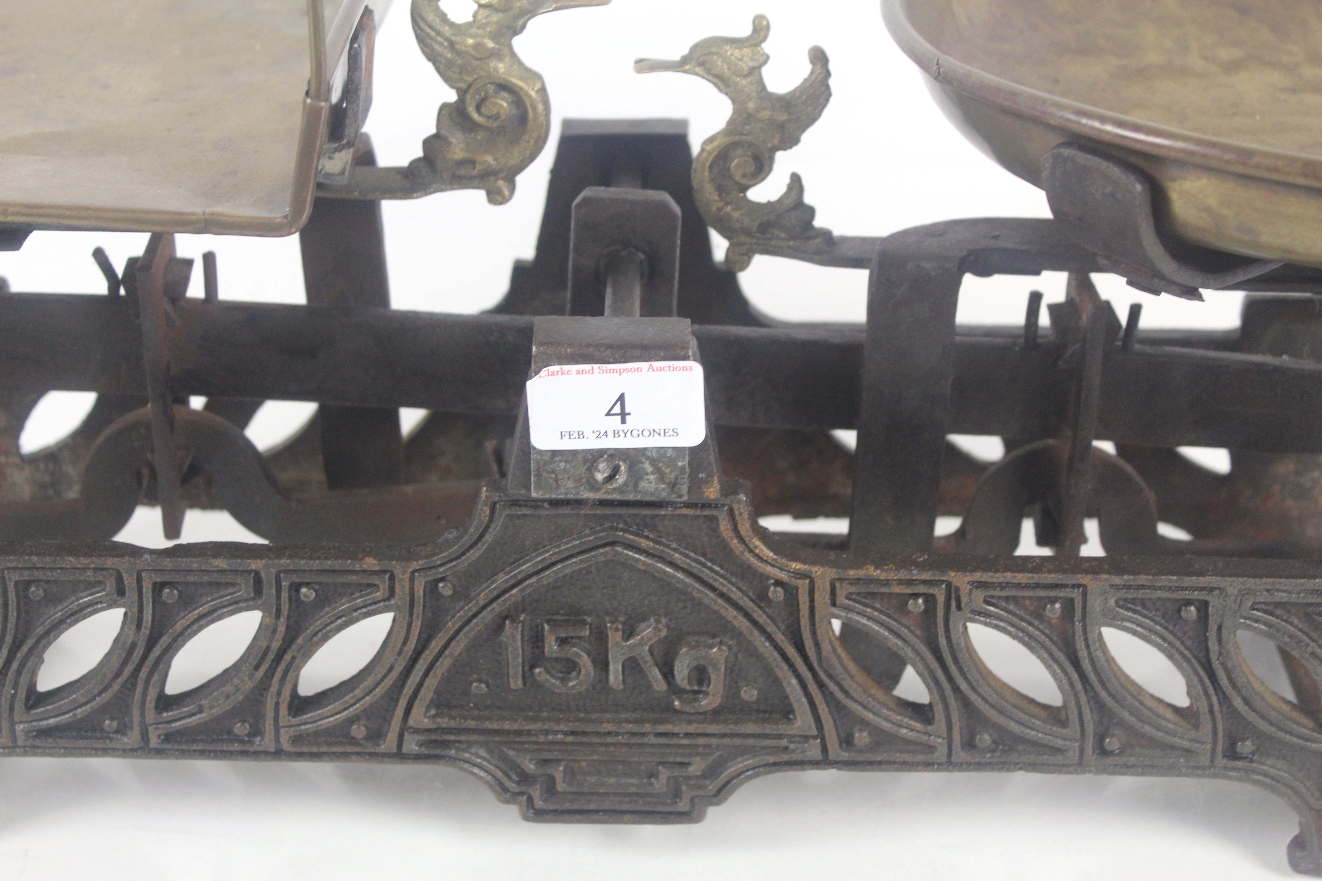 A set of vintage 15kg shop scales with brass pans - Image 4 of 15