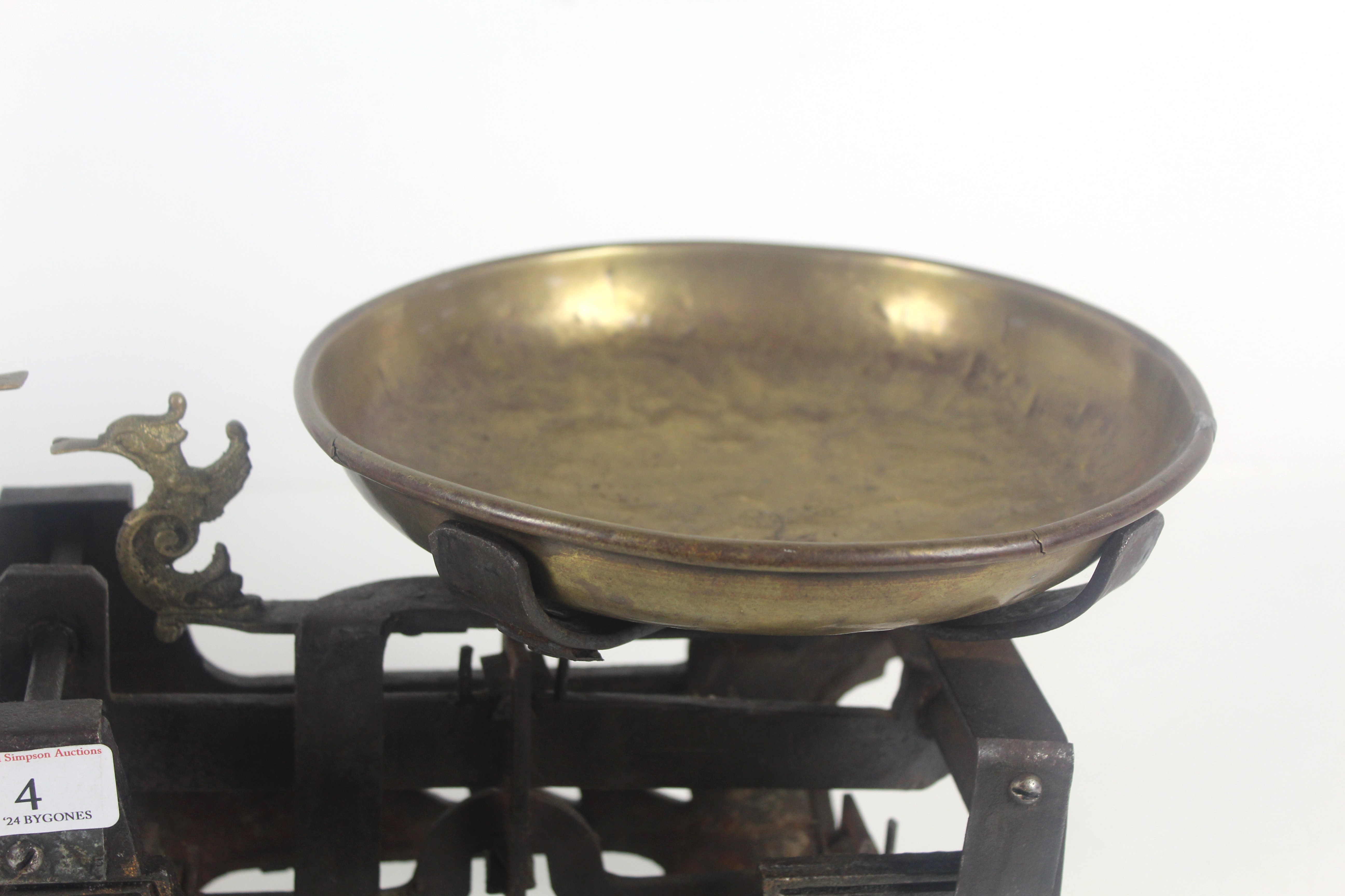 A set of vintage 15kg shop scales with brass pans - Image 5 of 15