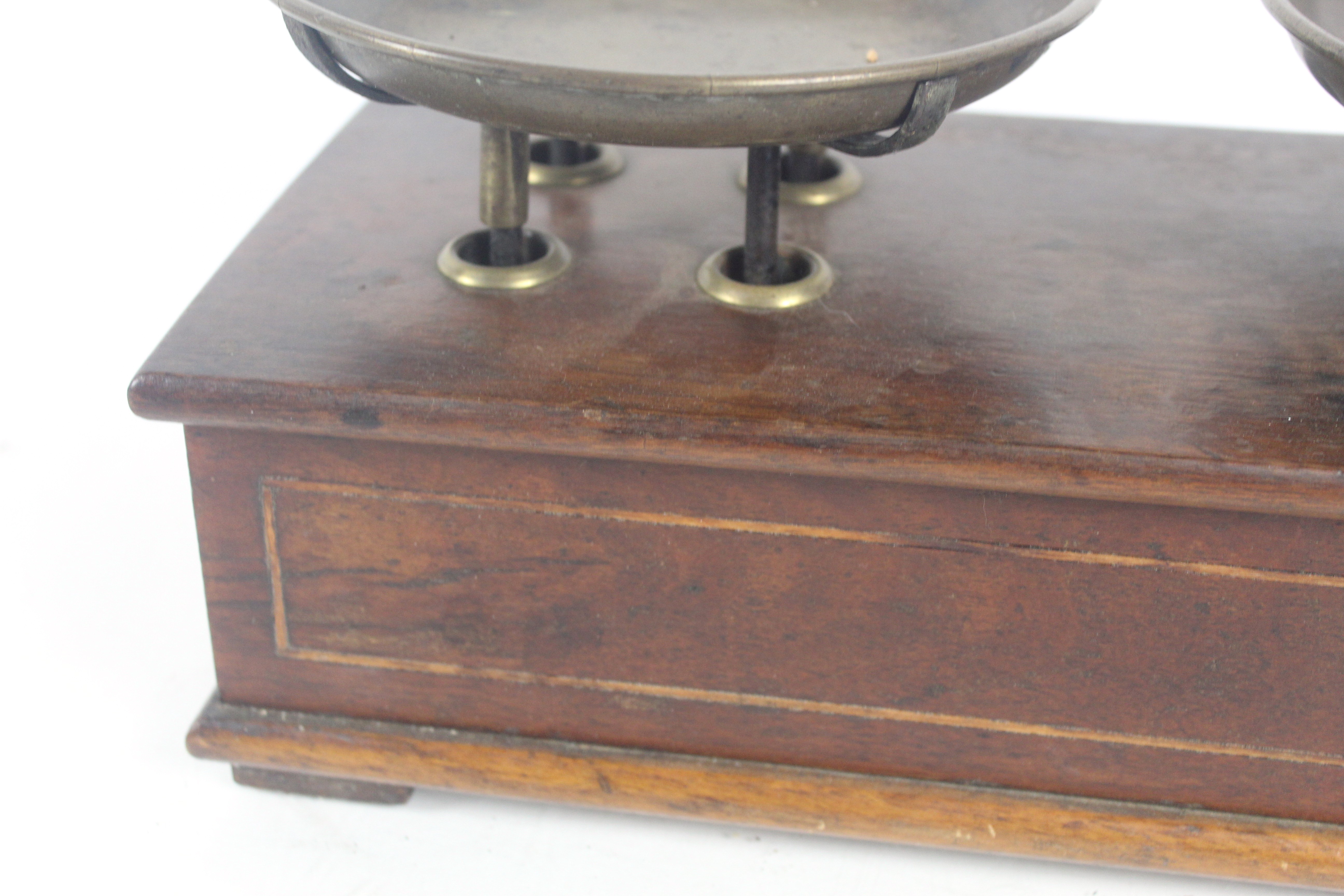 A wooden and brass W & T Avery Ltd. of Birmingham set of balance counters scales - Bild 10 aus 11