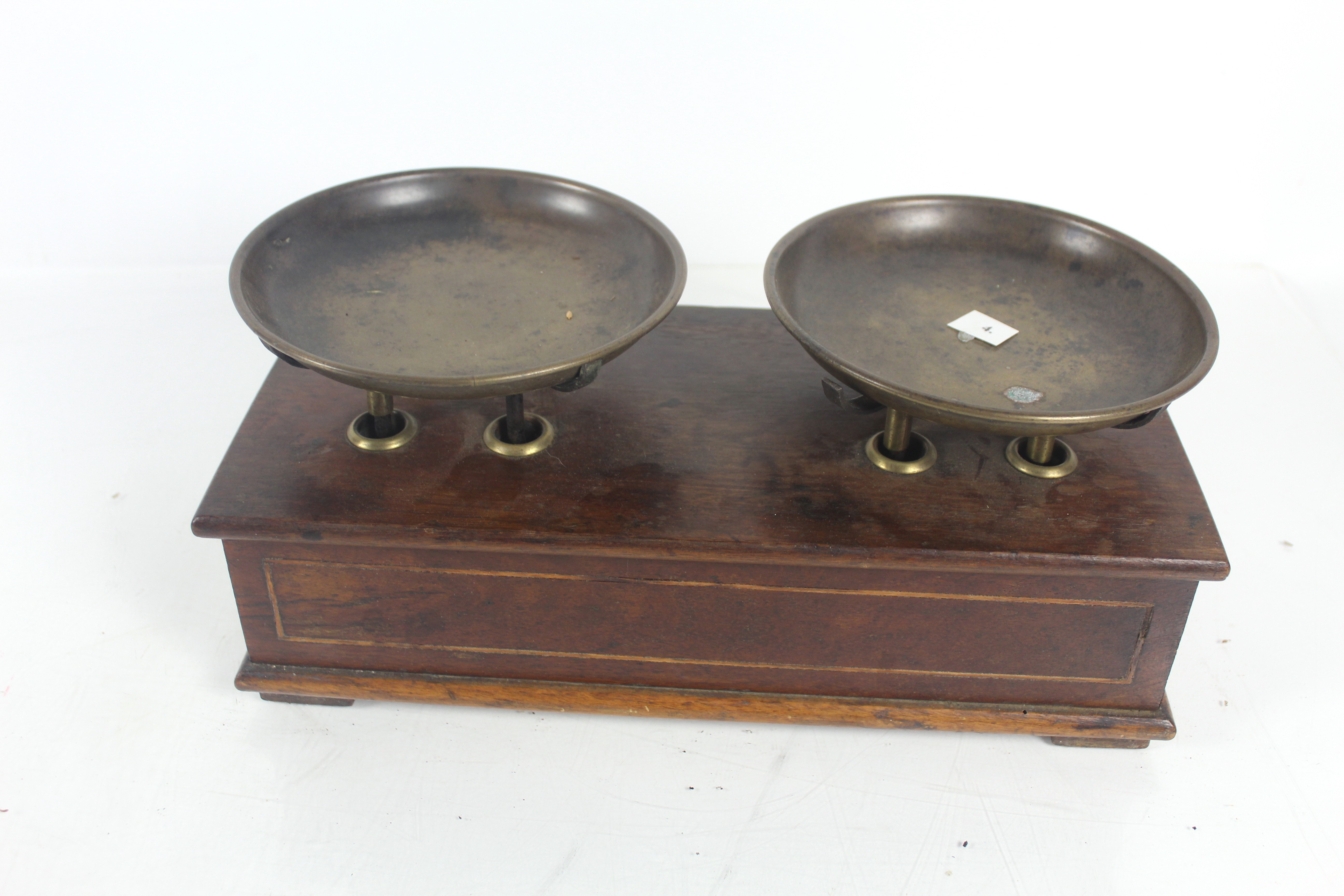 A wooden and brass W & T Avery Ltd. of Birmingham set of balance counters scales - Bild 8 aus 11