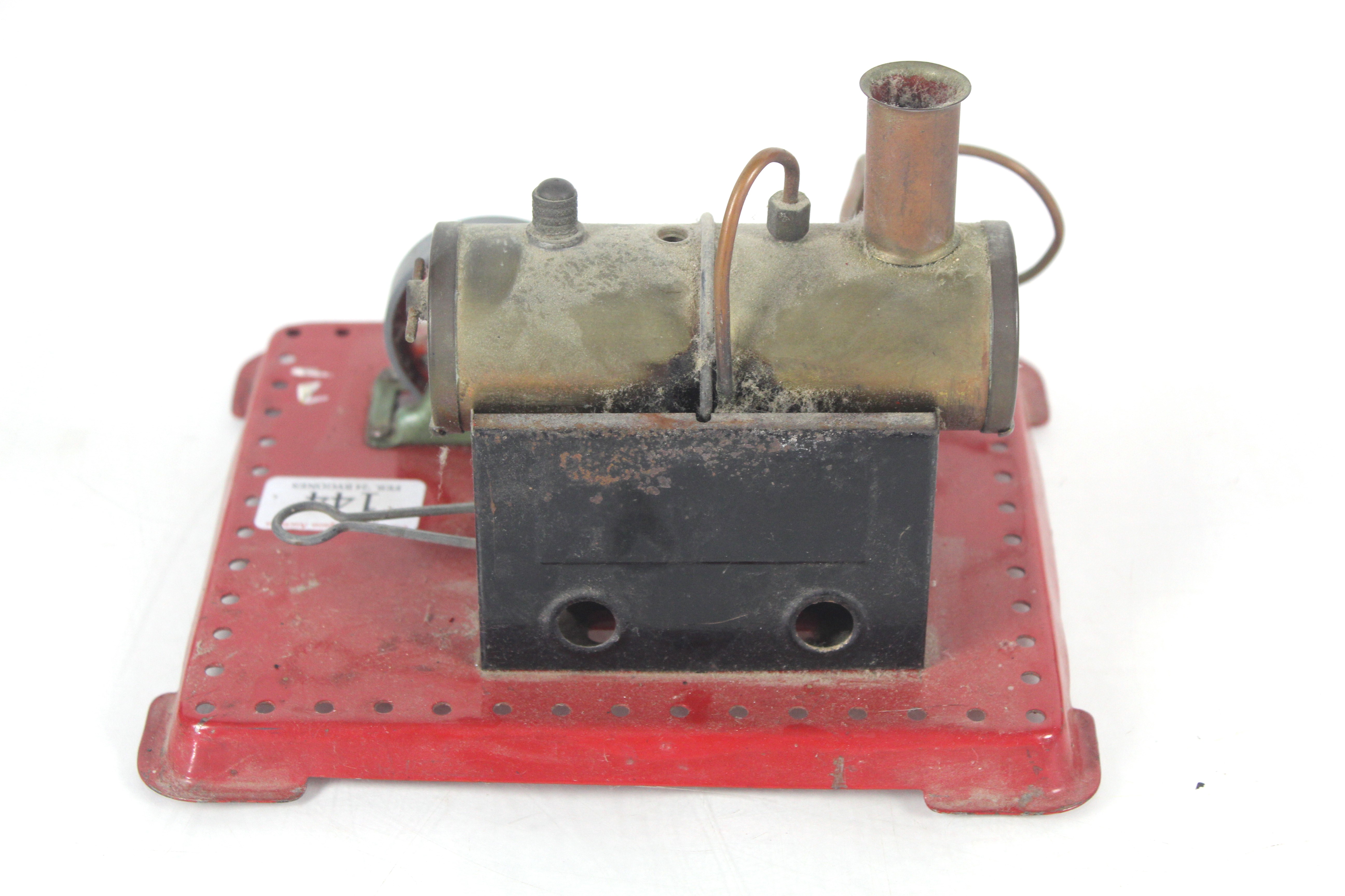 A Mamod tin plate steam engine with burner and pul - Bild 6 aus 7