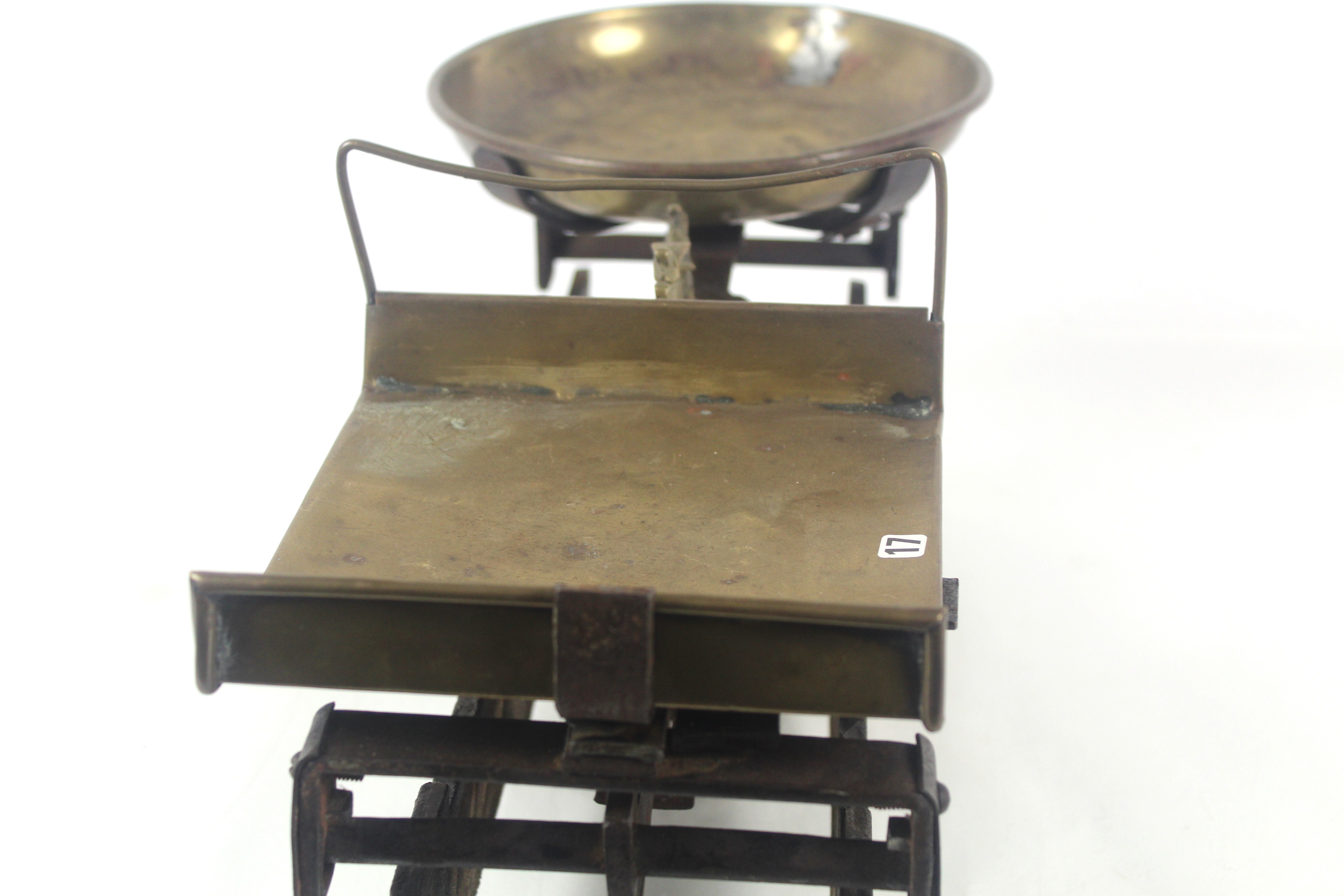 A set of vintage 15kg shop scales with brass pans - Image 14 of 15