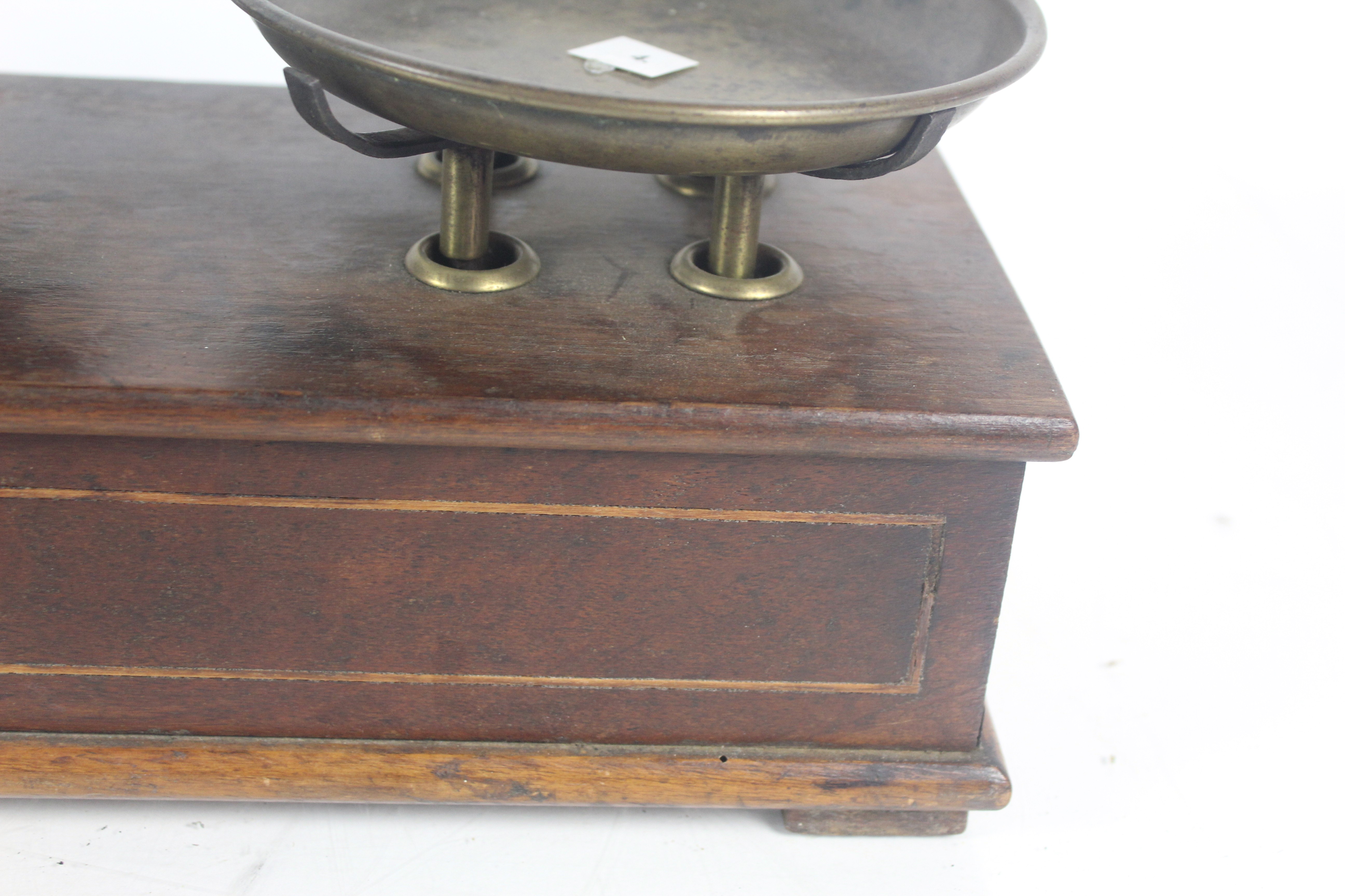 A wooden and brass W & T Avery Ltd. of Birmingham set of balance counters scales - Bild 9 aus 11