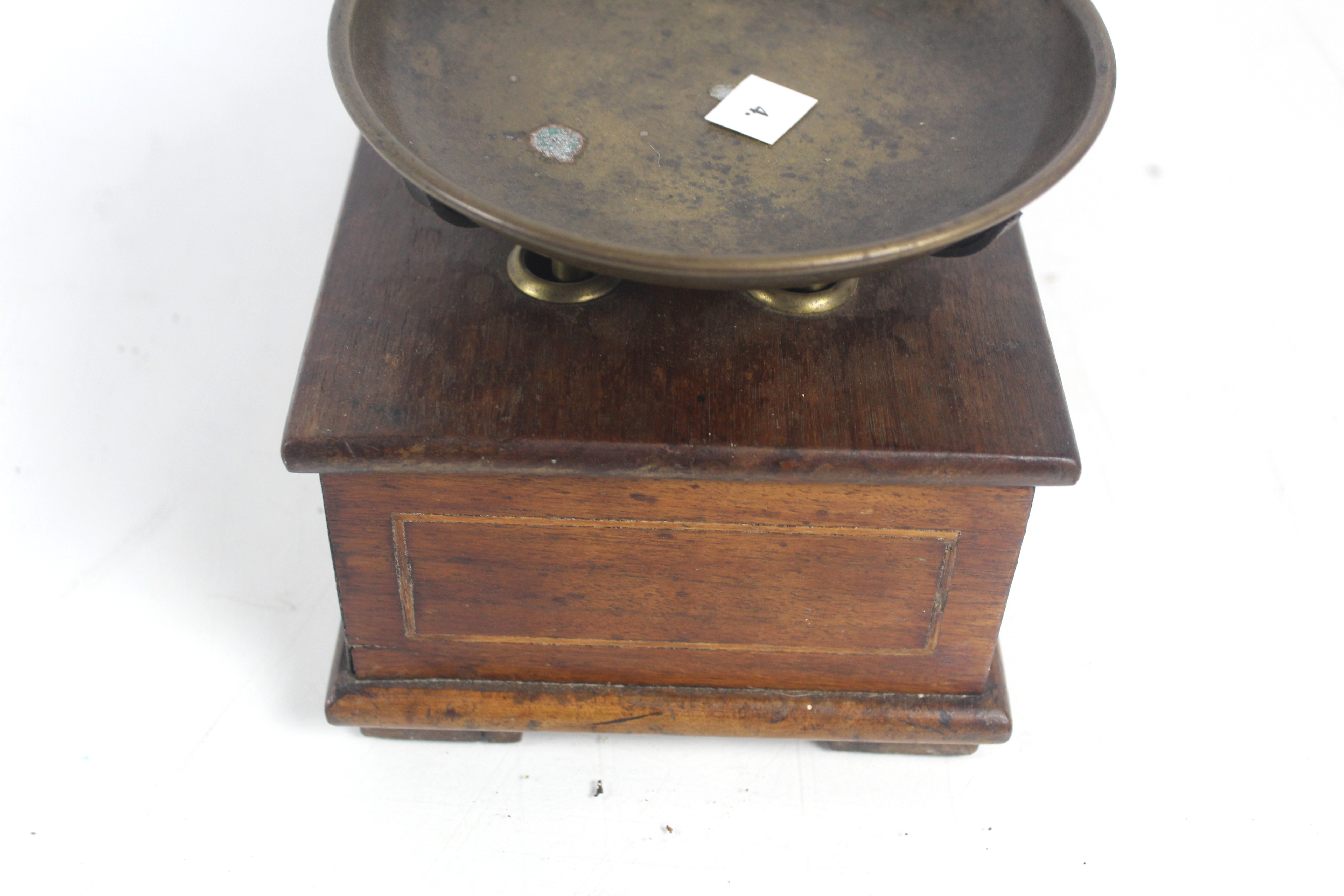 A wooden and brass W & T Avery Ltd. of Birmingham set of balance counters scales - Bild 7 aus 11