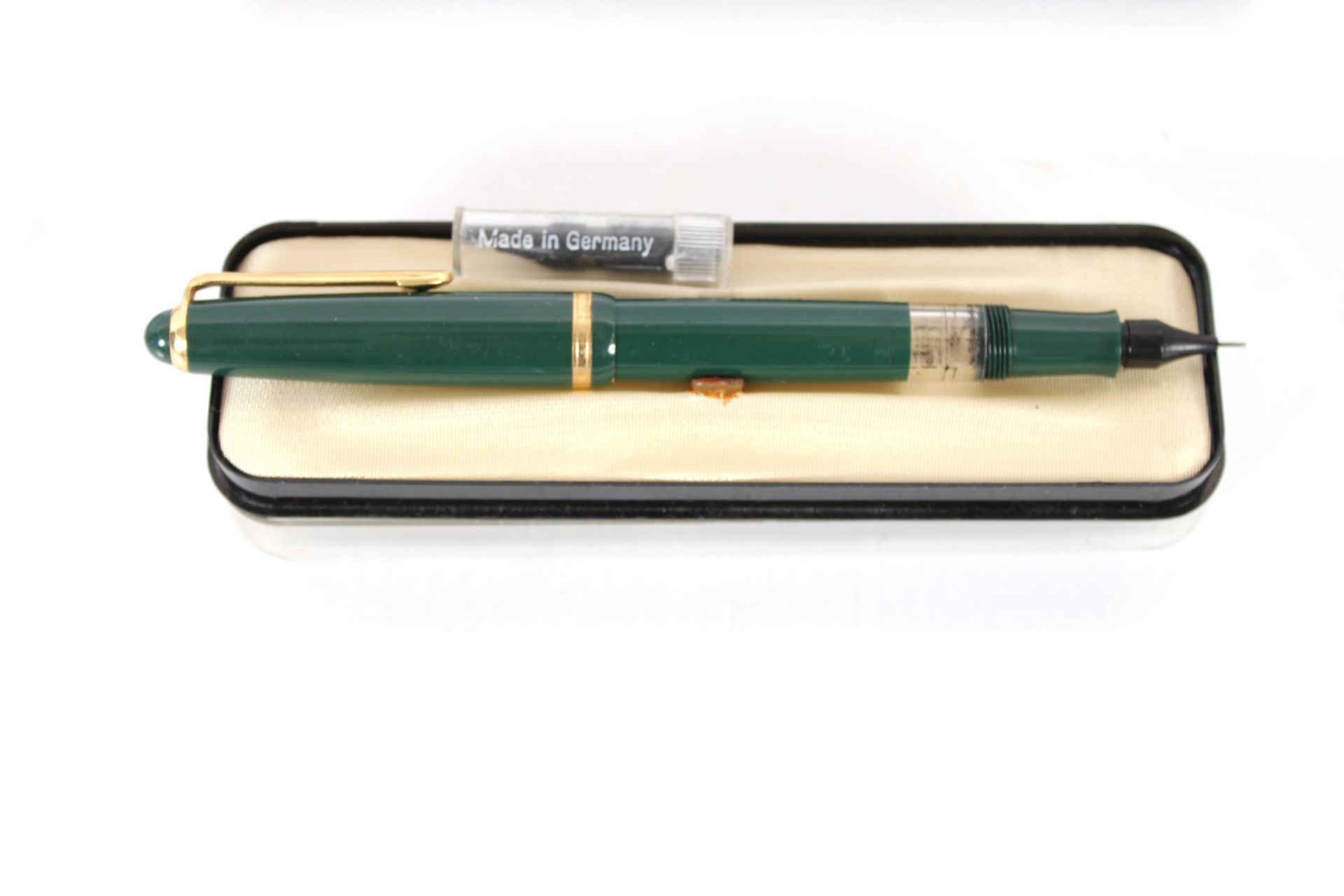 A cased Parker fountain pen, a further cased fountain pen, La Plume fountain pen in case, a - Image 3 of 6