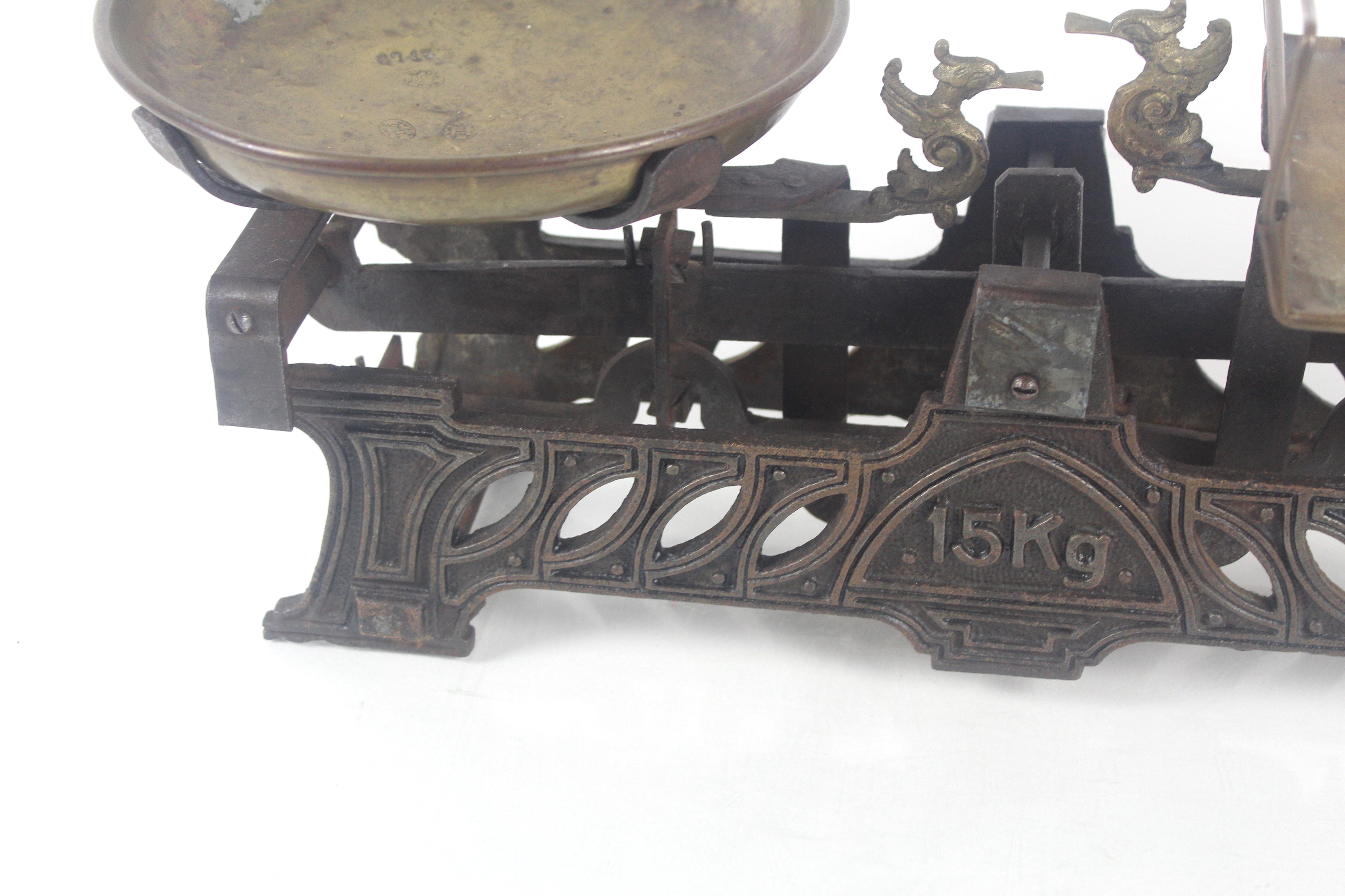 A set of vintage 15kg shop scales with brass pans - Image 10 of 15