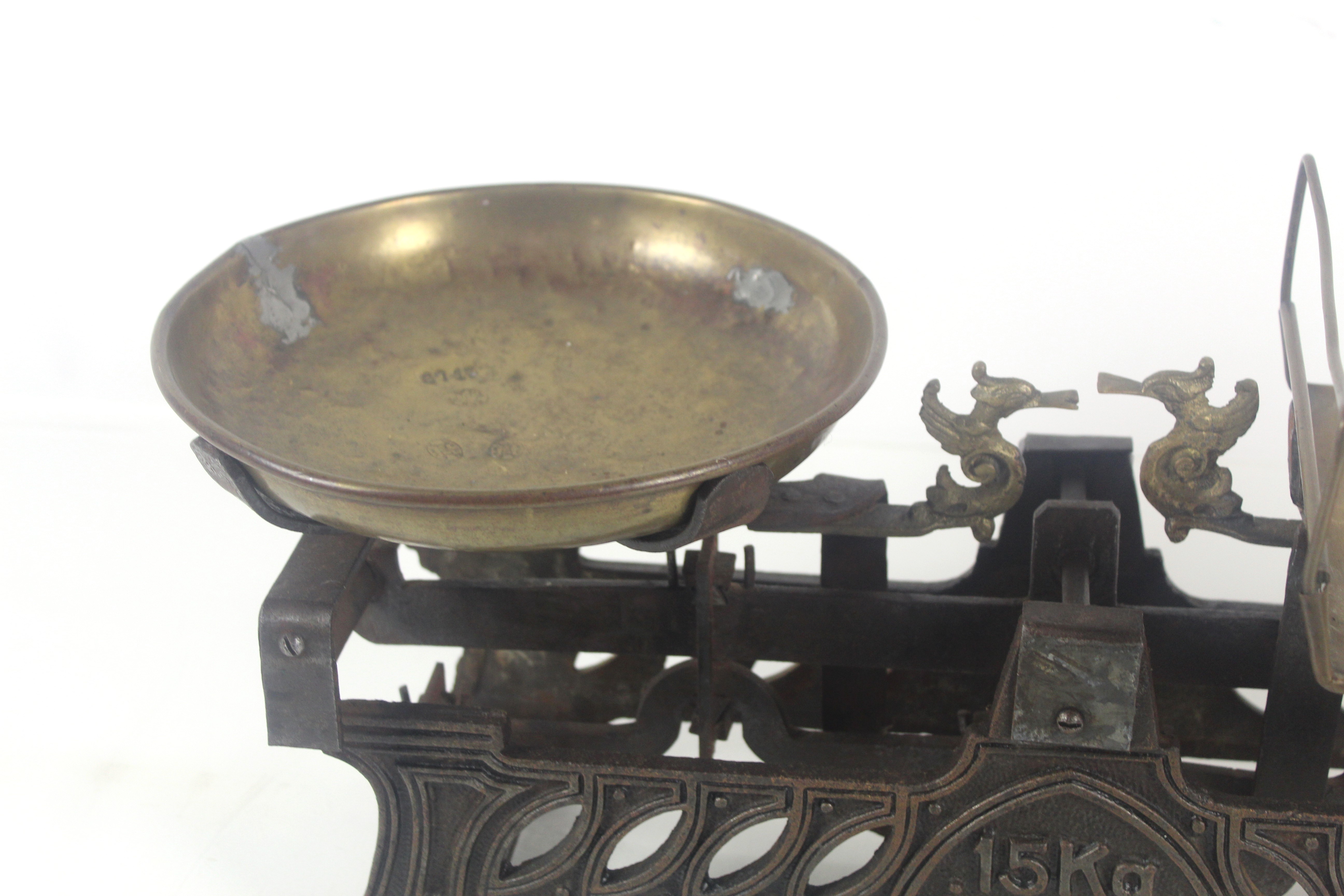 A set of vintage 15kg shop scales with brass pans - Image 9 of 15