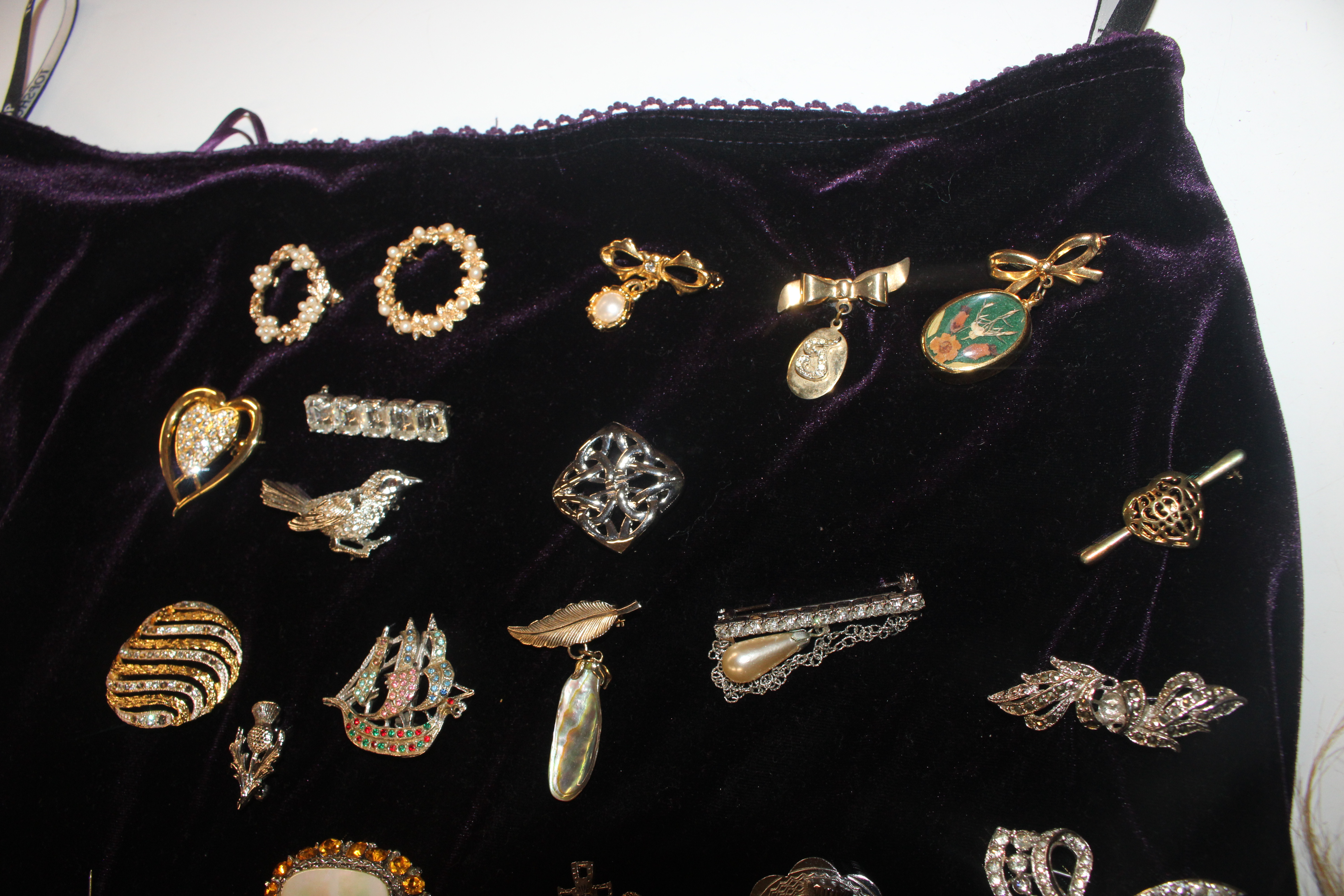 A box of decorative costume brooches - Image 4 of 12
