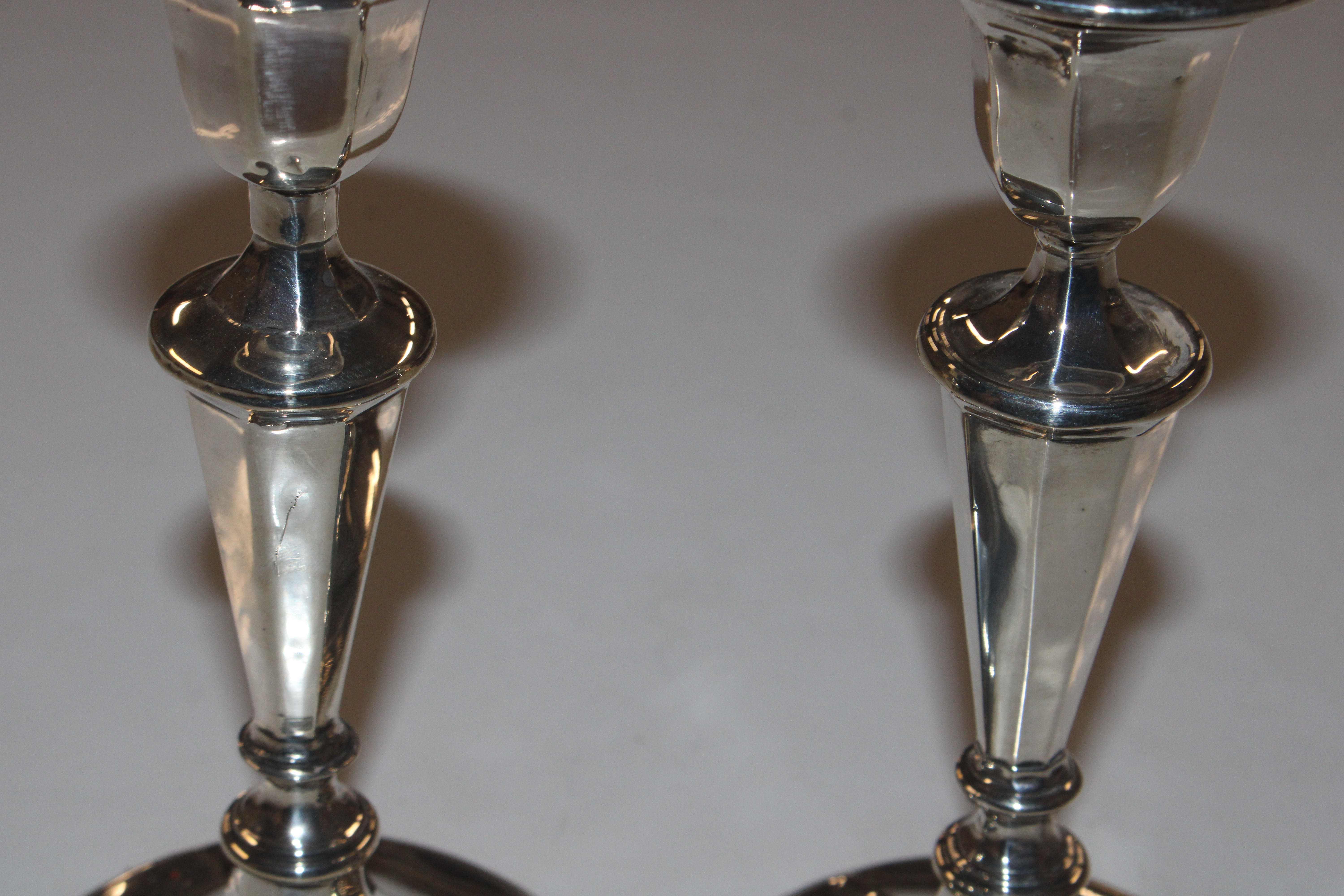 A pair of silver candlesticks with weighted bases - Bild 3 aus 4