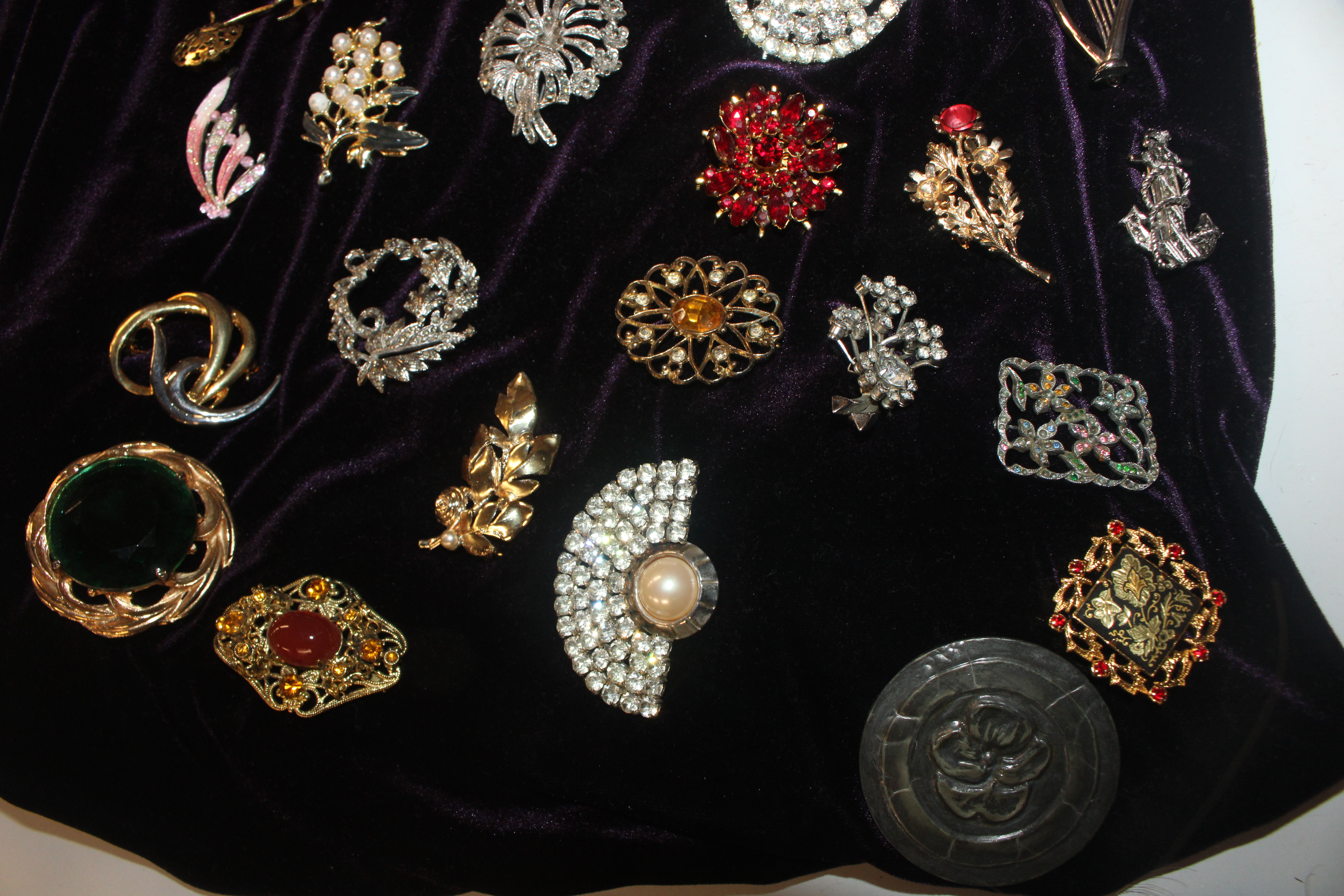 A box of decorative costume brooches - Image 2 of 12