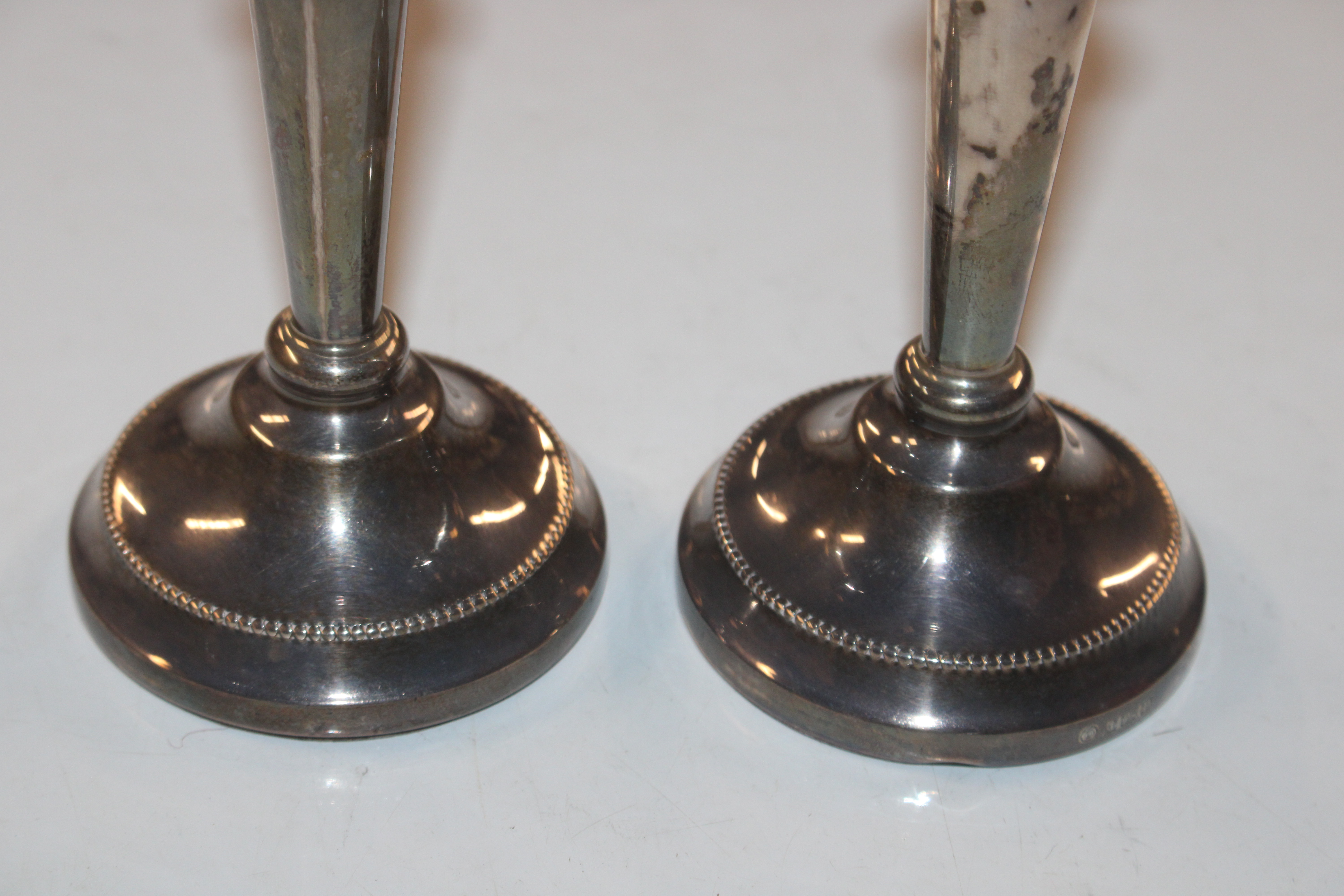 A pair of silver candlesticks with weighted bases and two pairs of silver sugar tongs - Bild 8 aus 11