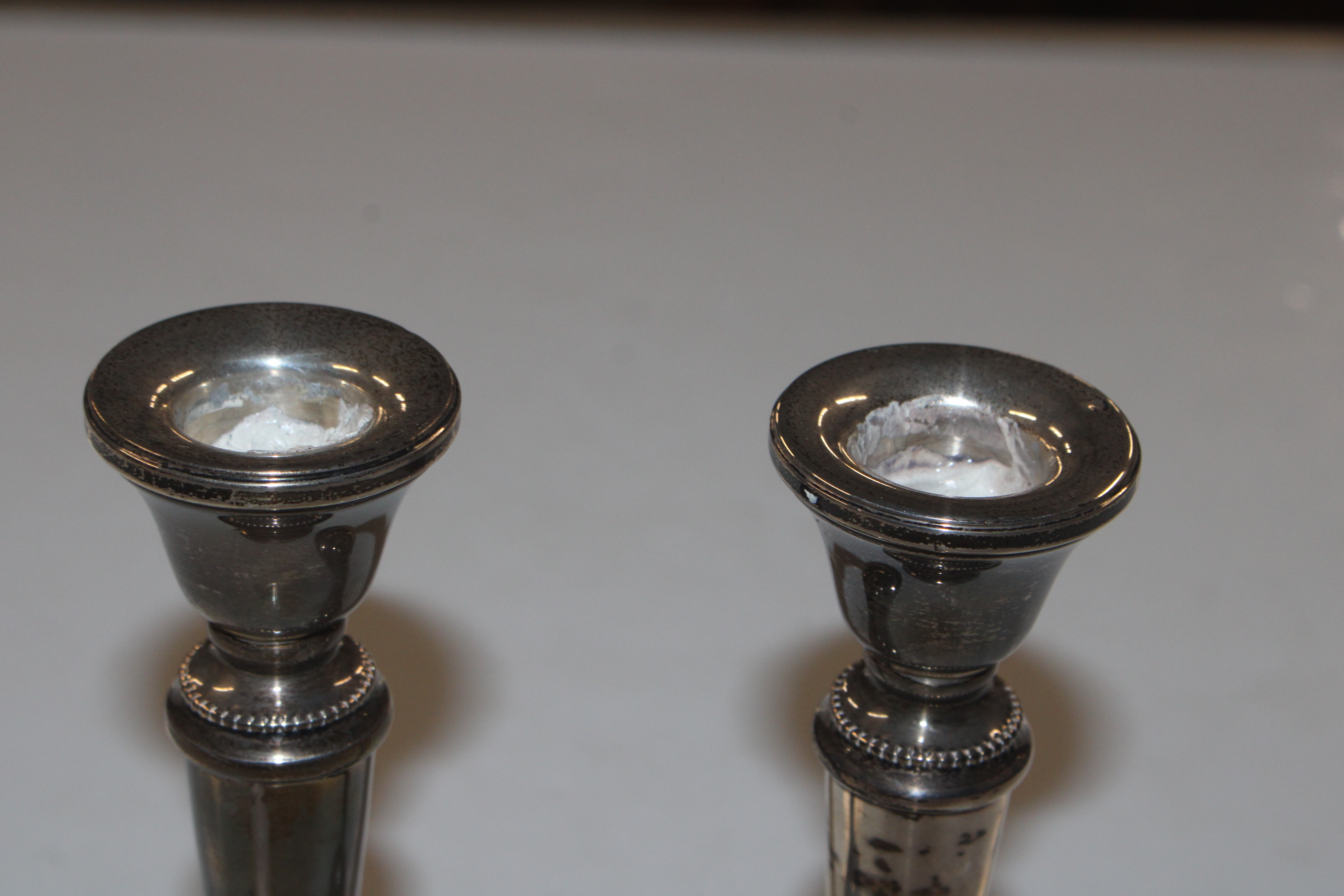 A pair of silver candlesticks with weighted bases and two pairs of silver sugar tongs - Bild 10 aus 11