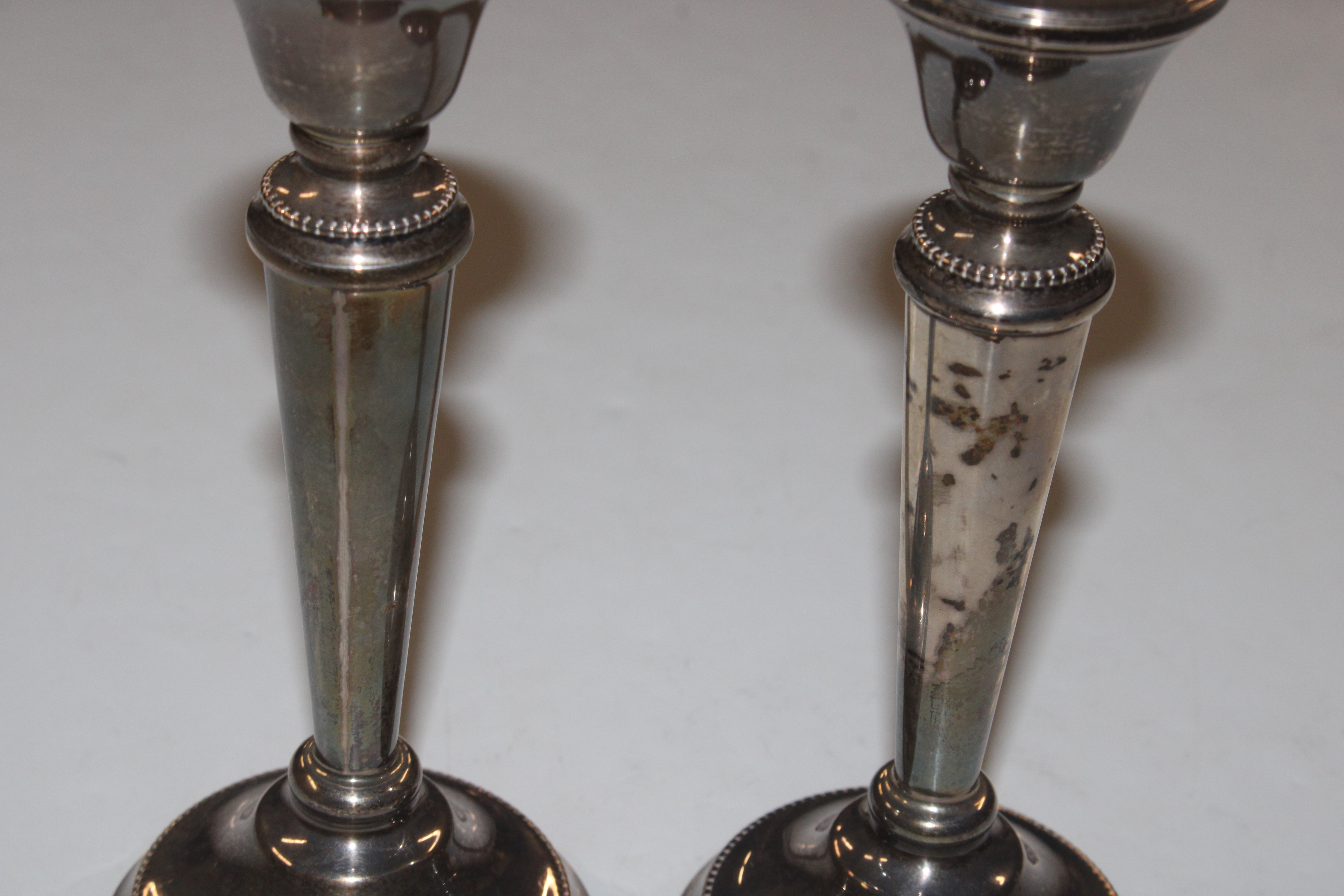 A pair of silver candlesticks with weighted bases and two pairs of silver sugar tongs - Bild 9 aus 11