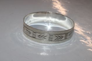 A vintage solid silver full bangle, approx. 24gms unmarked