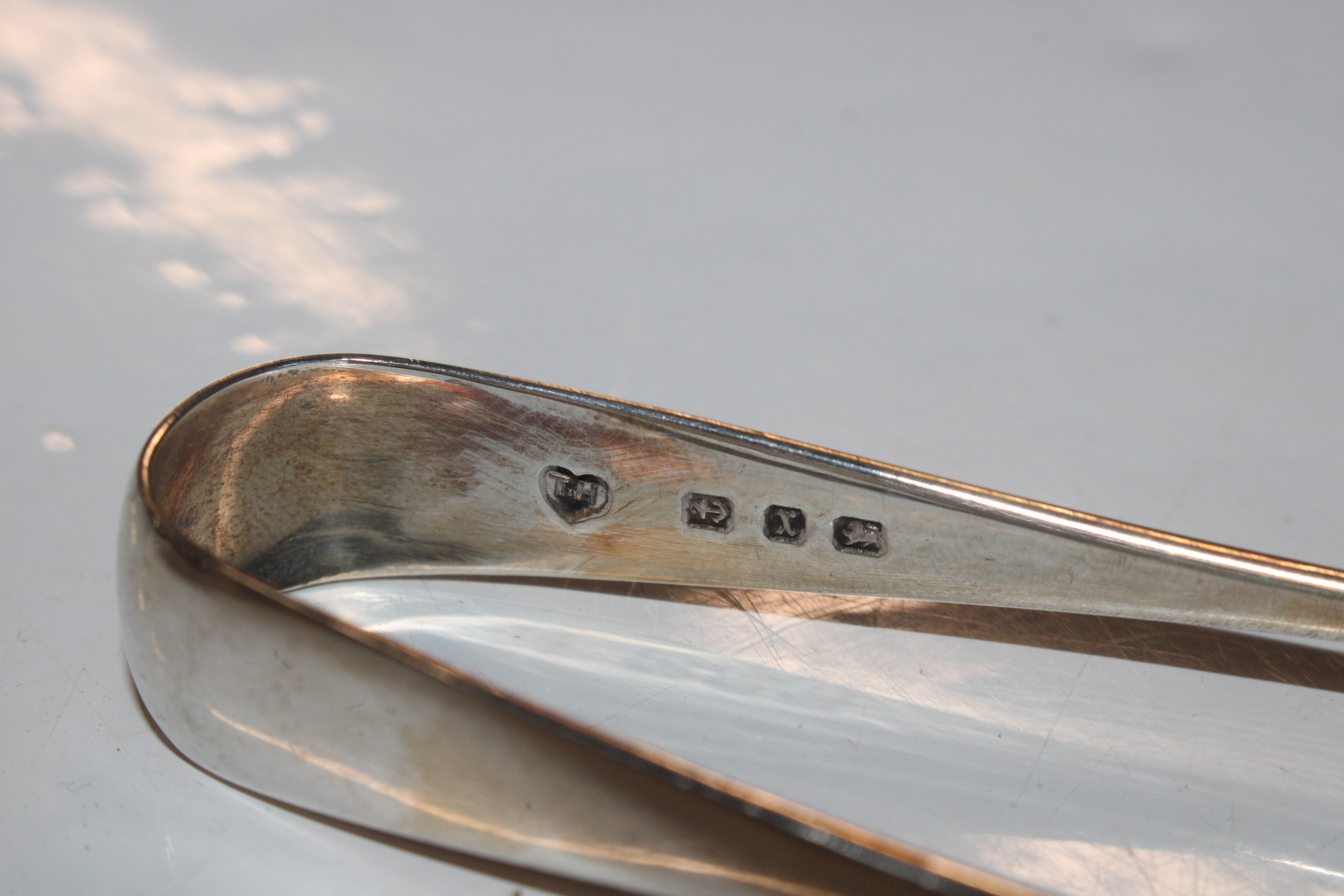 A pair of silver candlesticks with weighted bases and two pairs of silver sugar tongs - Bild 3 aus 11