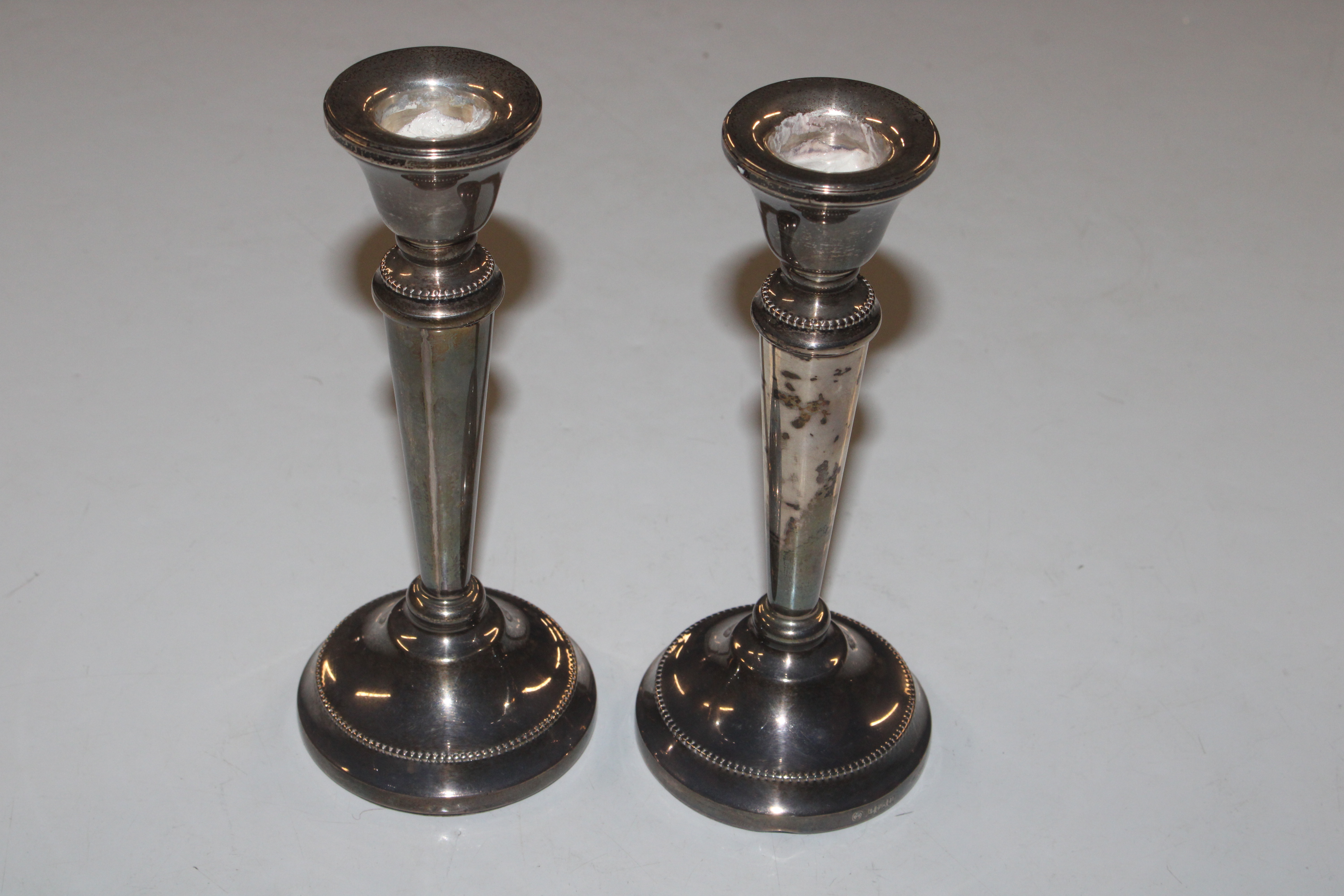 A pair of silver candlesticks with weighted bases and two pairs of silver sugar tongs - Bild 7 aus 11