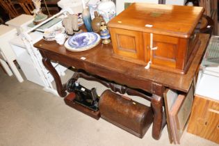 An antique oak adapted table