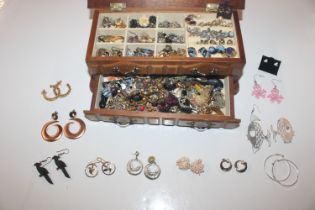A jewellery box and contents of jewellery, mainly