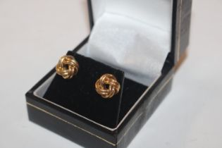 A pair of 9ct gold knot ear-rings, approx. 1.5gms