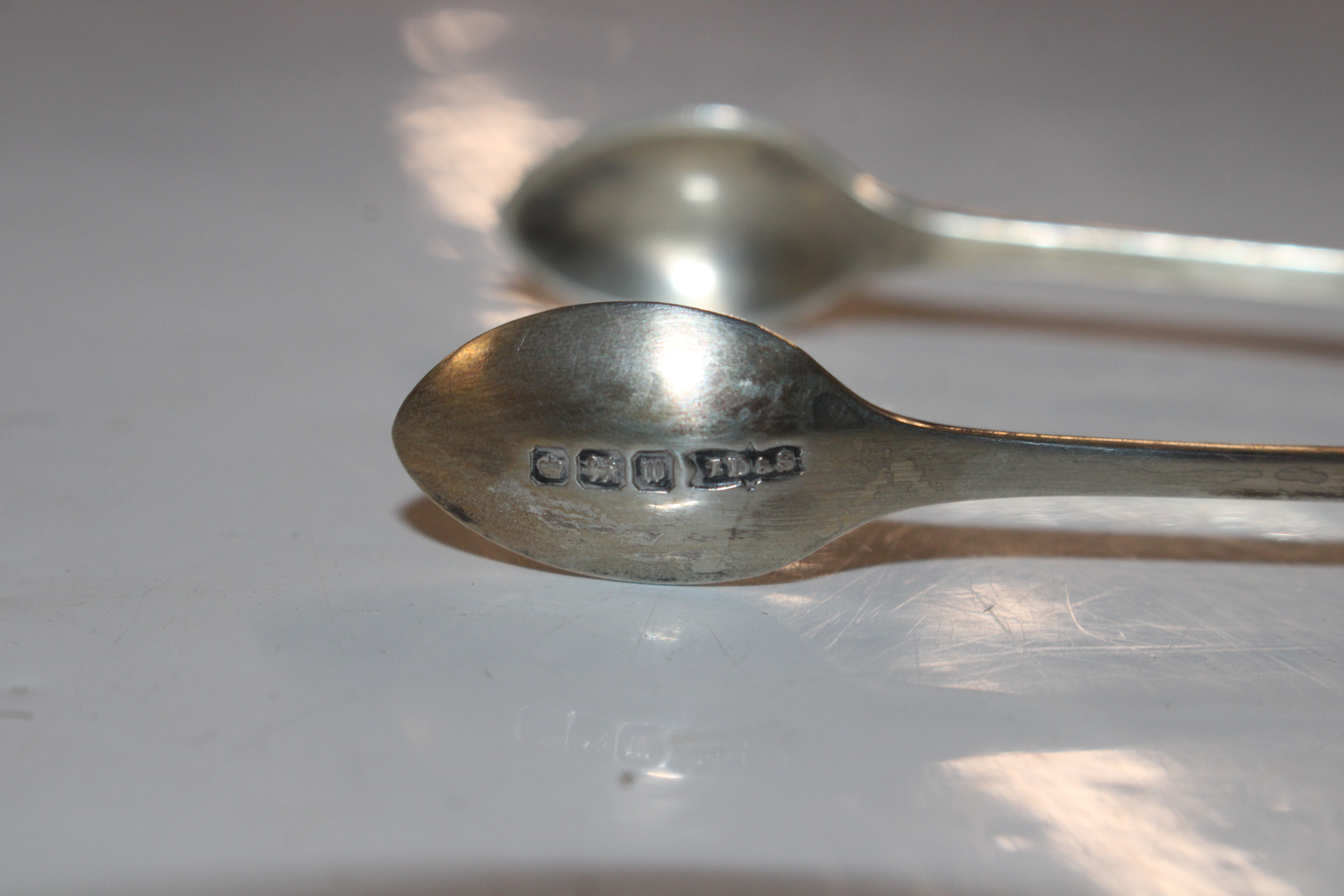 A pair of silver candlesticks with weighted bases and two pairs of silver sugar tongs - Bild 6 aus 11