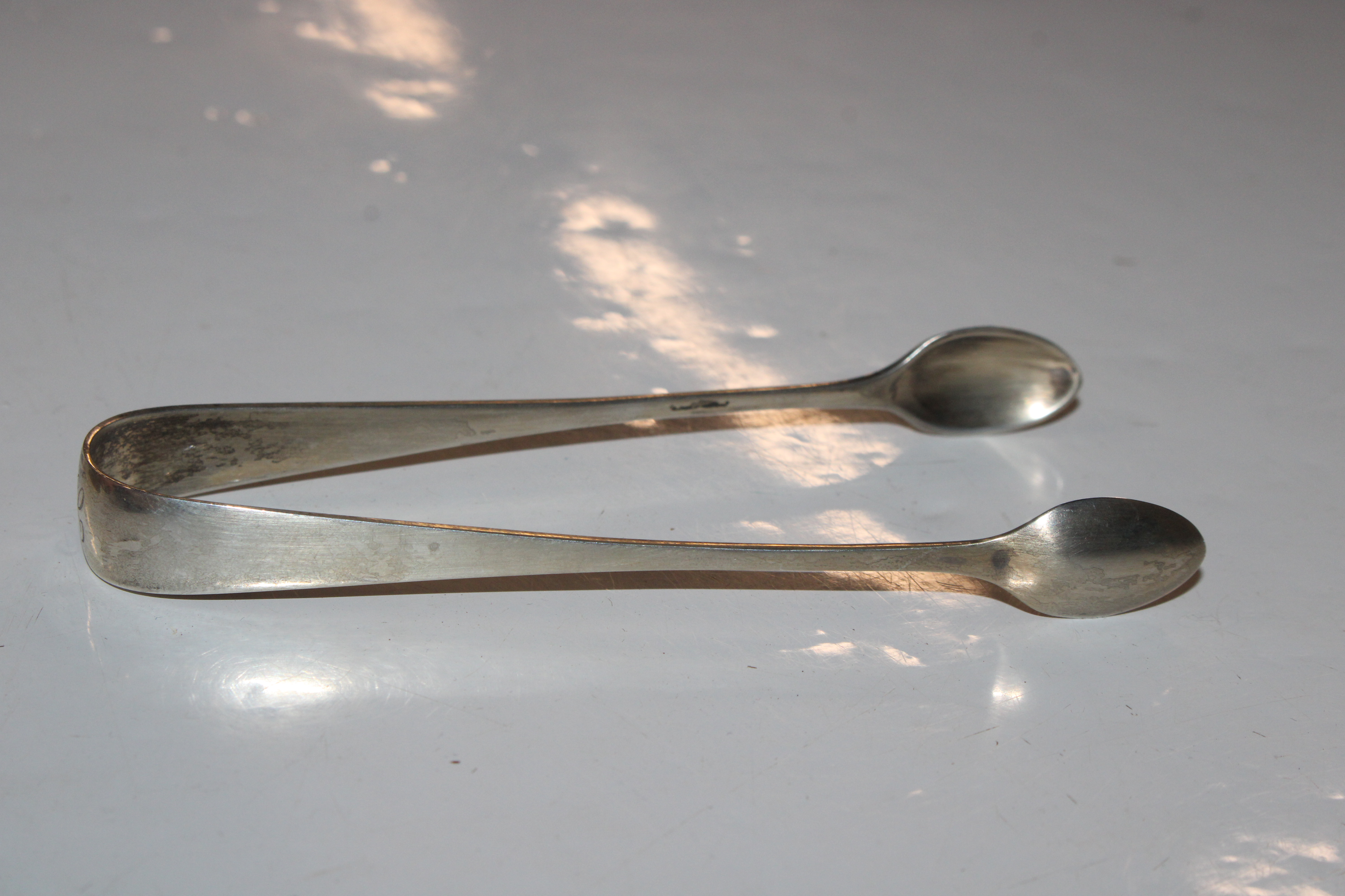 A pair of silver candlesticks with weighted bases and two pairs of silver sugar tongs - Bild 4 aus 11