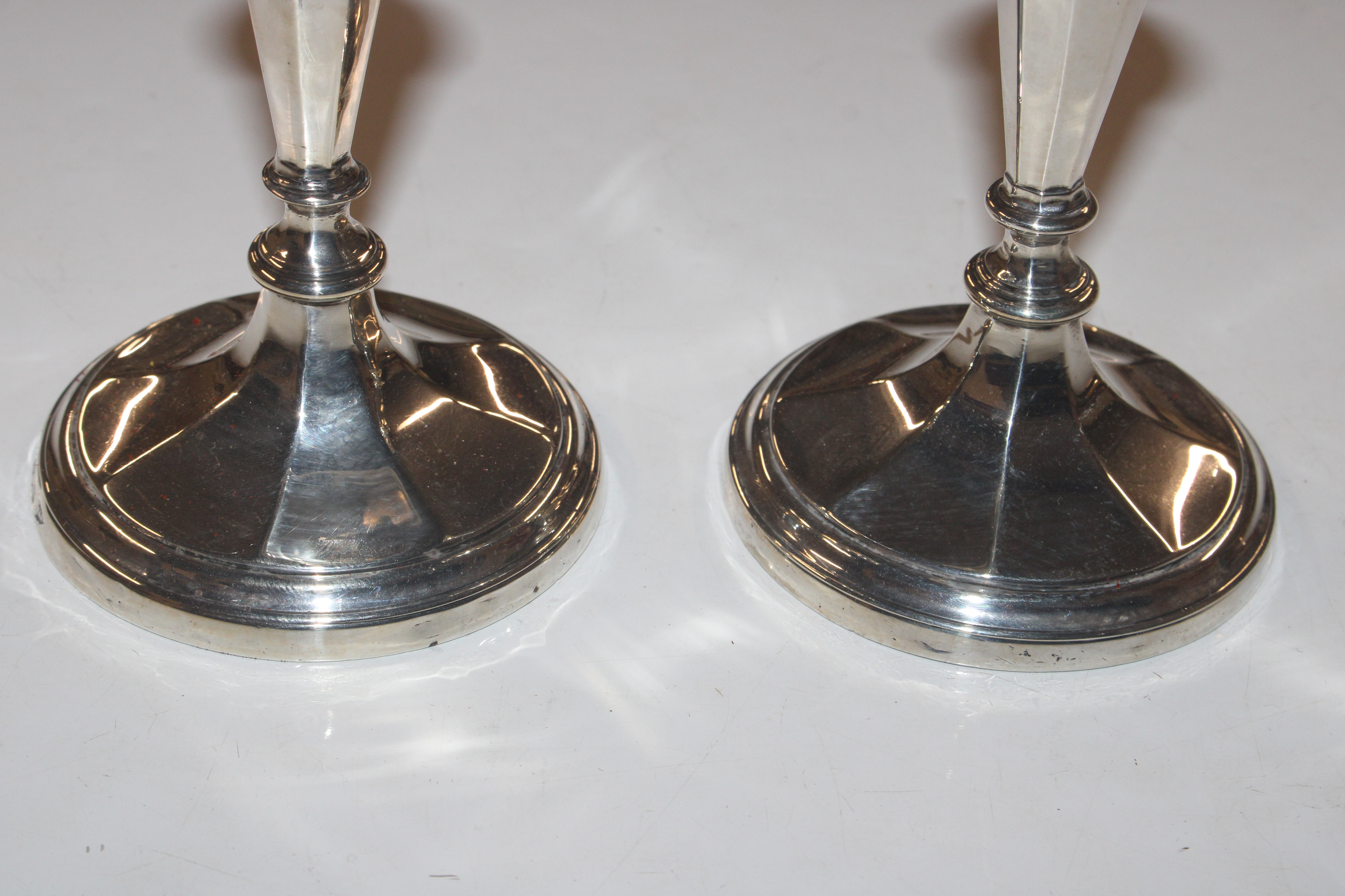 A pair of silver candlesticks with weighted bases - Bild 2 aus 4